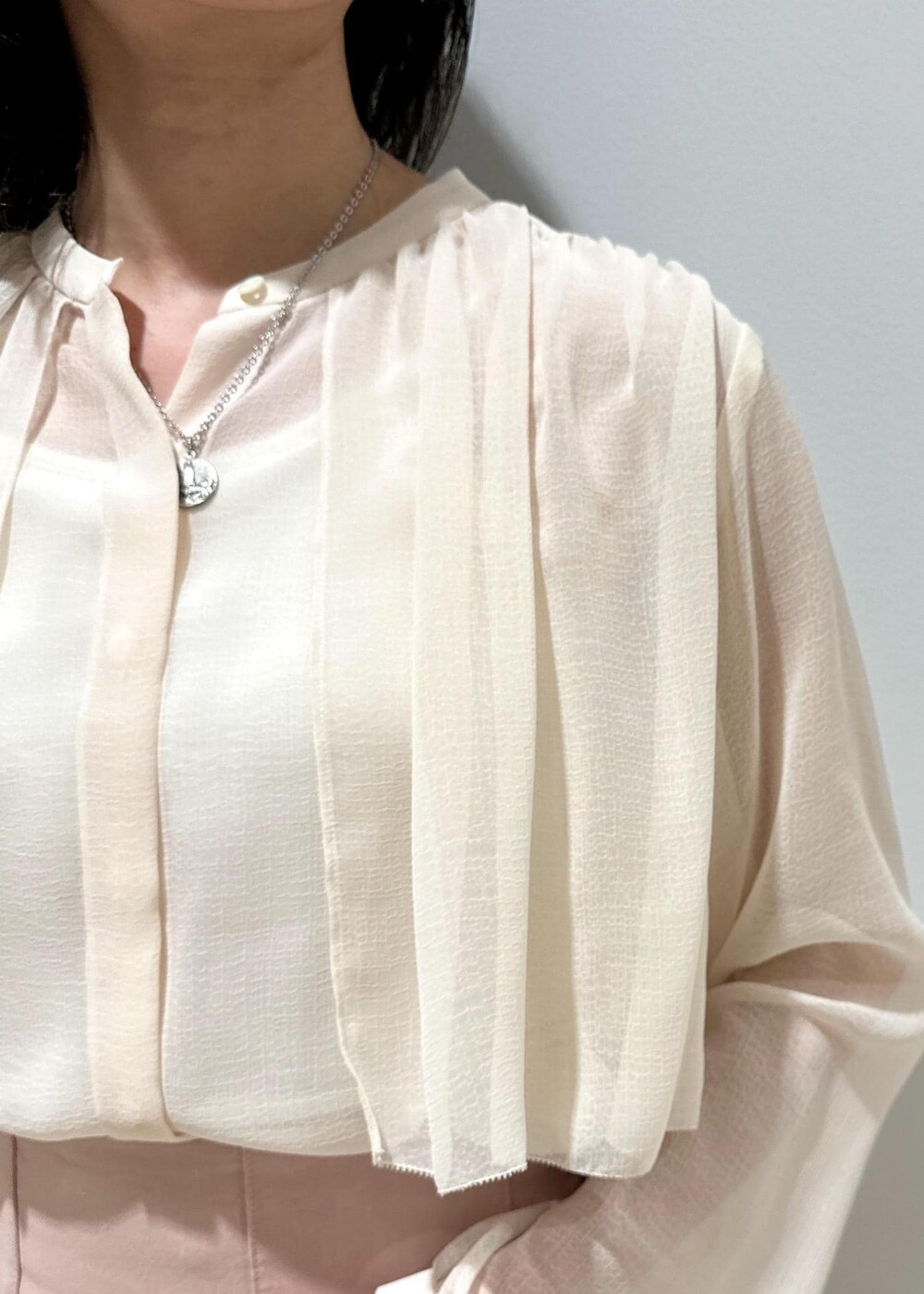 ブルー系のトートバッグ、ベージュ系のパンプス、ホワイト系のシャツ/ブラウスを着用したレディースの春コーディネートの6枚目の写真