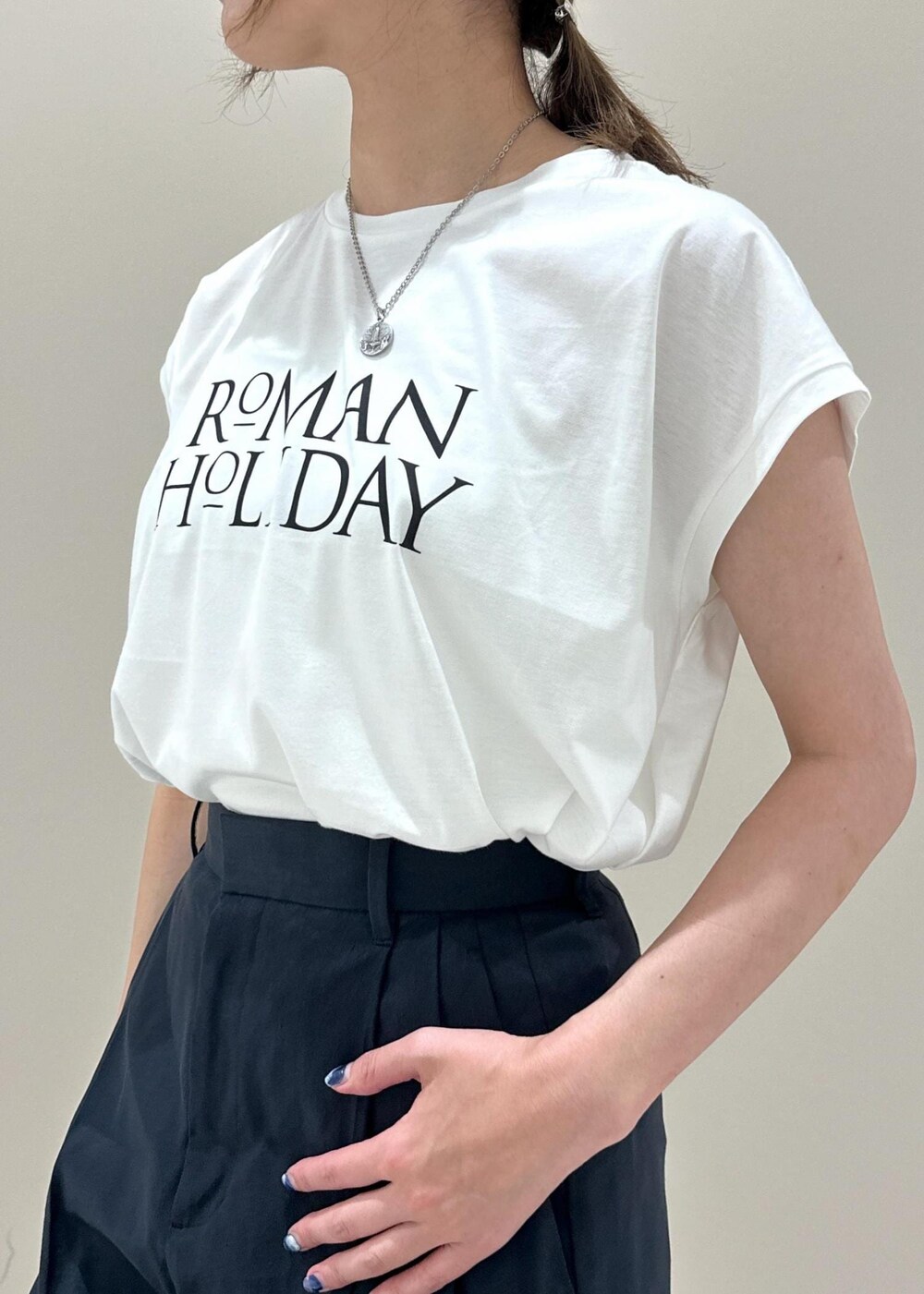 ホワイト系のハンドバッグ、ブラック系のサンダル、ブルー系のその他パンツを着用したレディースの夏コーディネートの6枚目の写真