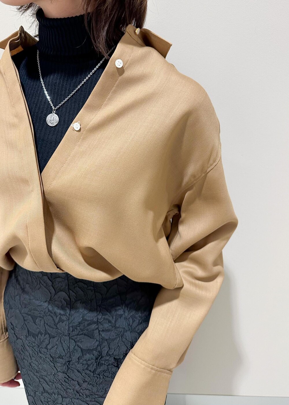 ブラック系のトートバッグ、ベージュ系のシャツ/ブラウス、ブラック系のニット/セーターを着用したレディースの秋コーディネートの6枚目の写真