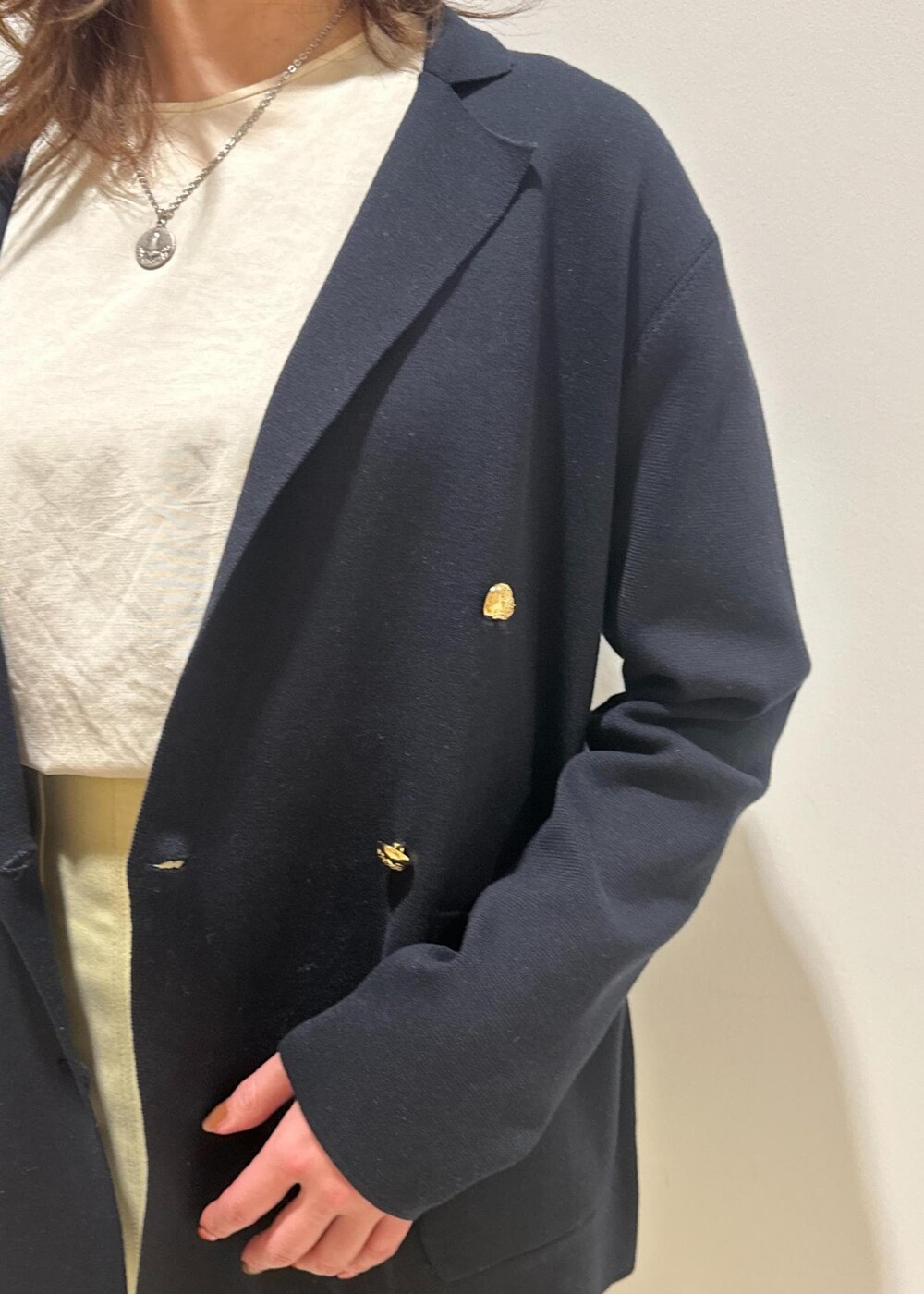 ブラック系のパンプス、ベージュ系のスカート、ピンク系のTシャツ/カットソーを着用したレディースの春コーディネートの6枚目の写真