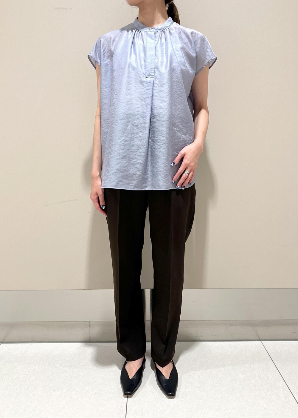 グレー系のトートバッグ、ブラック系のパンプス、ブラウン系のその他パンツを着用したレディースの夏コーディネートの4枚目の写真