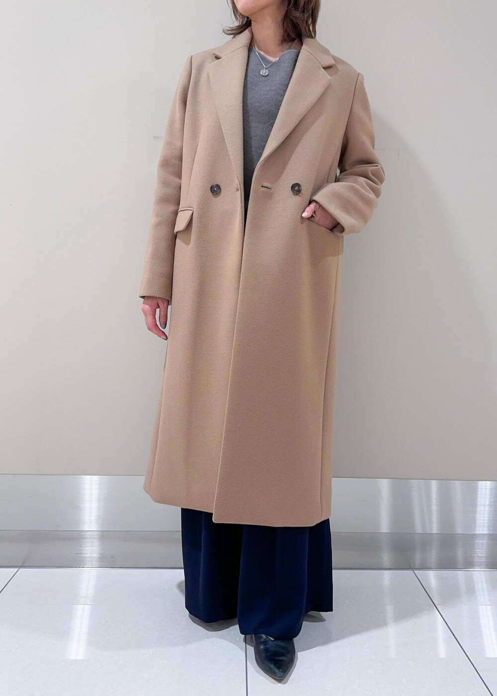 ブラック系のトートバッグ、イエロー系のチェスターコート、ブラウン系のニット/セーターを着用したレディースの秋コーディネートの4枚目の写真