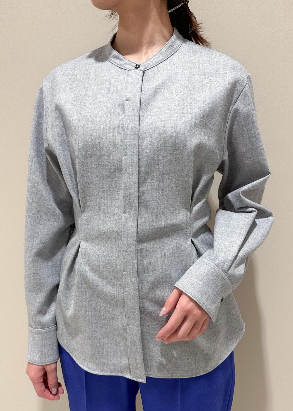 ホワイト系のショルダーバッグ、ブラック系のチェスターコート、グレー系のシャツ/ブラウスを着用したレディースの冬コーディネートの7枚目の写真