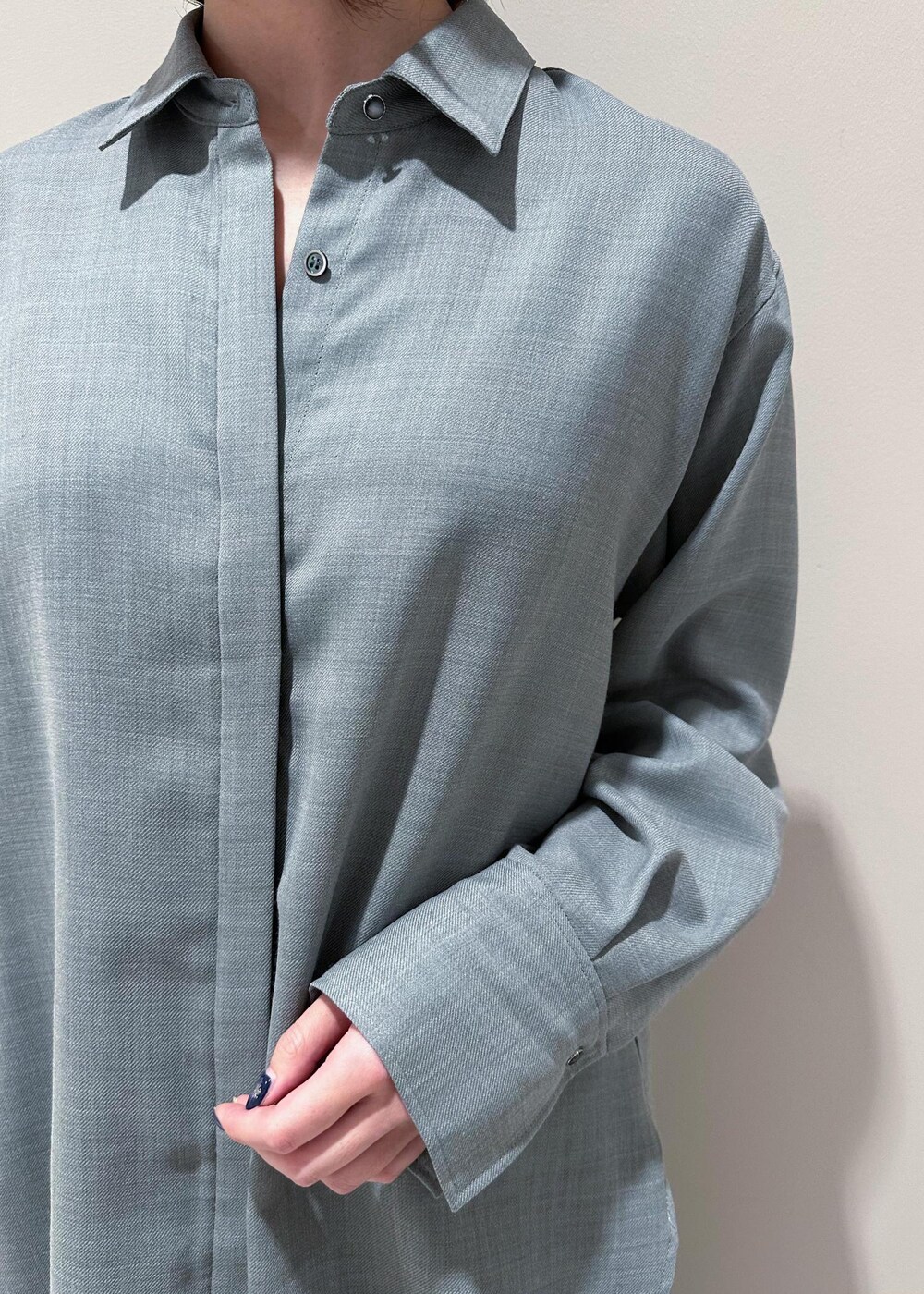 イエロー系のハンドバッグ、グレー系のシャツ/ブラウス、ブラック系のスカートを着用したレディースの秋コーディネートの6枚目の写真