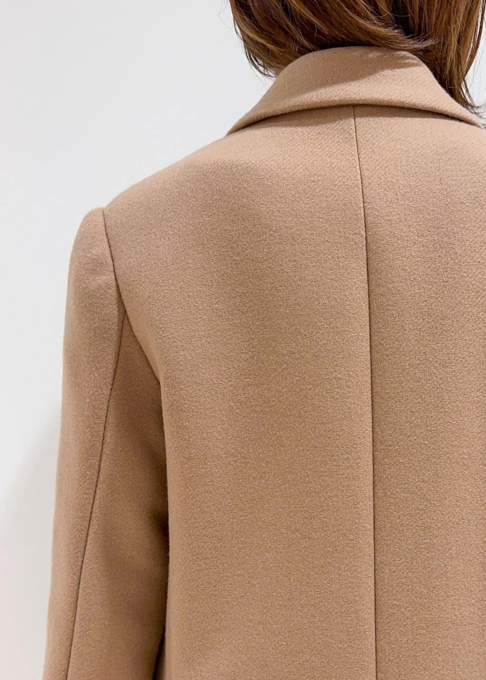 ブラック系のトートバッグ、イエロー系のチェスターコート、ブラウン系のニット/セーターを着用したレディースの秋コーディネートの9枚目の写真