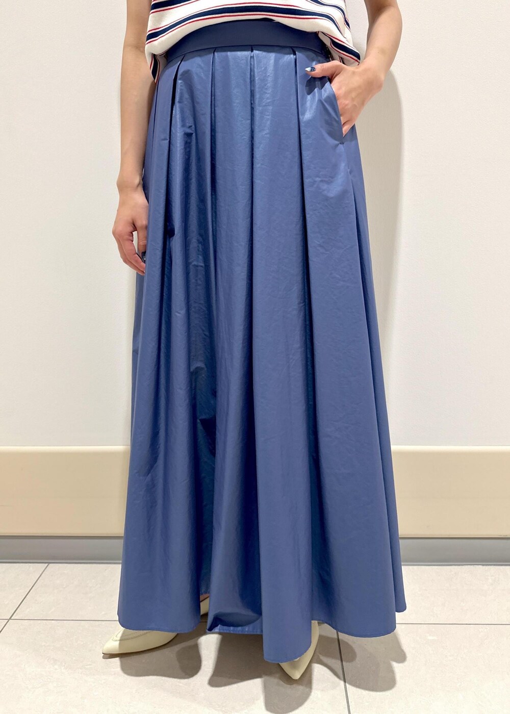 ホワイト系のハンドバッグ、ホワイト系のパンプス、ホワイト系のニット/セーターを着用したレディースの夏コーディネートの6枚目の写真