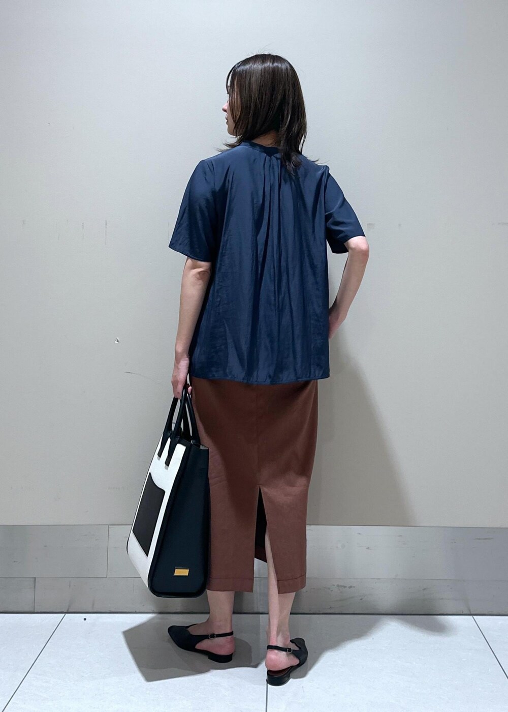 「ROPÉ、I BAG、A4、通勤バッグ、24SS春の新作、ブラウス、スカート、パンプス、フラットシューズ、洗える、ウォッシャブル、春、夏」｜「E'PORの【E'POR】 I BAG（キャンバスコンビ縦型トートバッグ）【A4対応】（トートバッグ、ブラック系）」を使った、うつぎさん（レディース・160cm）の春コーディネートの3枚目の写真