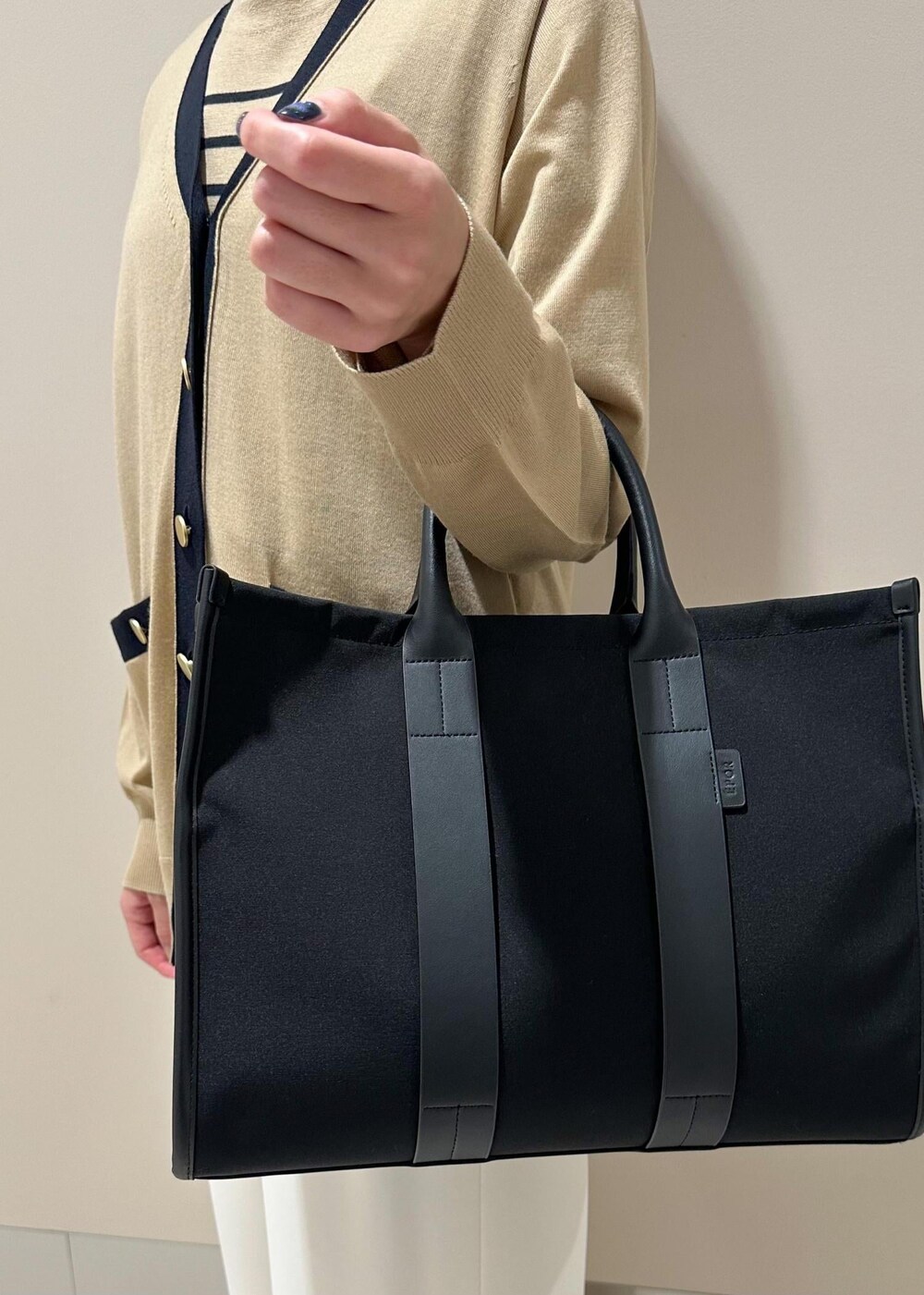 ブラック系のトートバッグ、ホワイト系のその他パンツ、ベージュ系のカーディガン/ボレロを着用したレディースの秋コーディネートの8枚目の写真