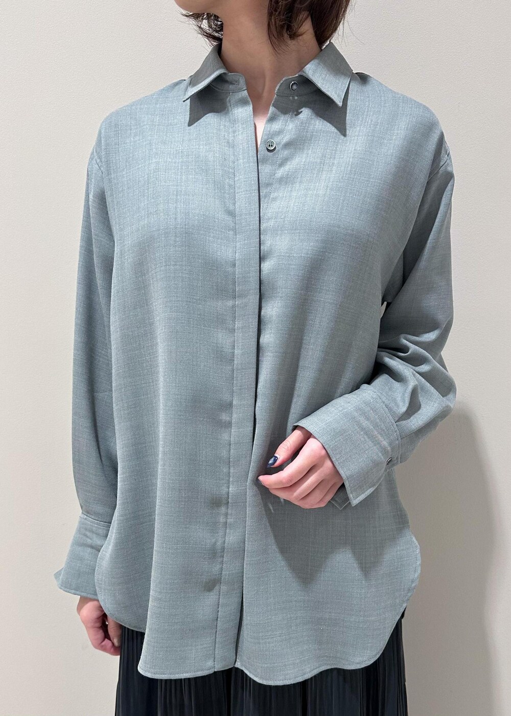 イエロー系のハンドバッグ、グレー系のシャツ/ブラウス、ブラック系のスカートを着用したレディースの秋コーディネートの5枚目の写真