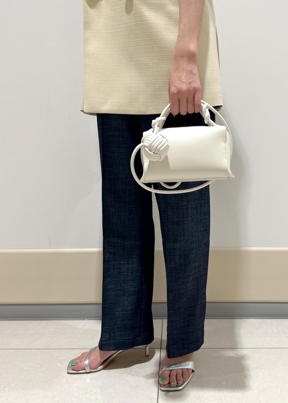 「ショルダーバッグ、ニット、ノースリーブ、Vネック、ベスト、デニム、サンダル、ROPÉ、ミニバッグ、お出かけ、きれいめカジュアル、大人カジュアル、カジュアル、ジレ・ベスト、ウォッシャブル」｜「ROPE'のデニムライクパンツ（デニムパンツ、ブルー系）」を使った、うつぎさん（レディース・160cm）の春コーディネートの8枚目の写真