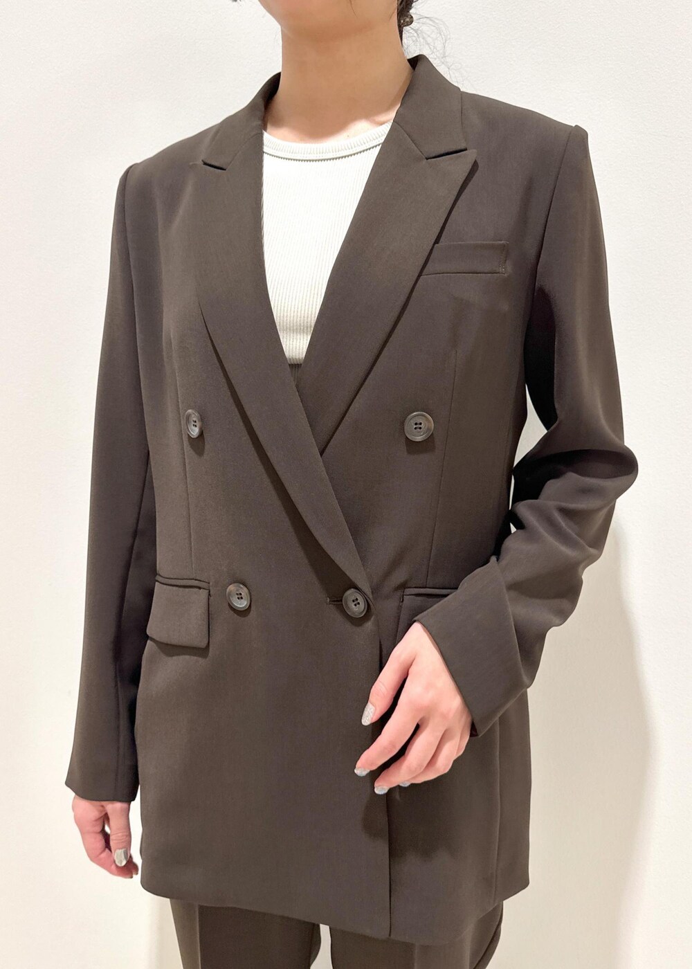 ベージュ系のトートバッグ、ホワイト系のパンプス、ブラウン系のその他パンツを着用したレディースの春コーディネートの5枚目の写真