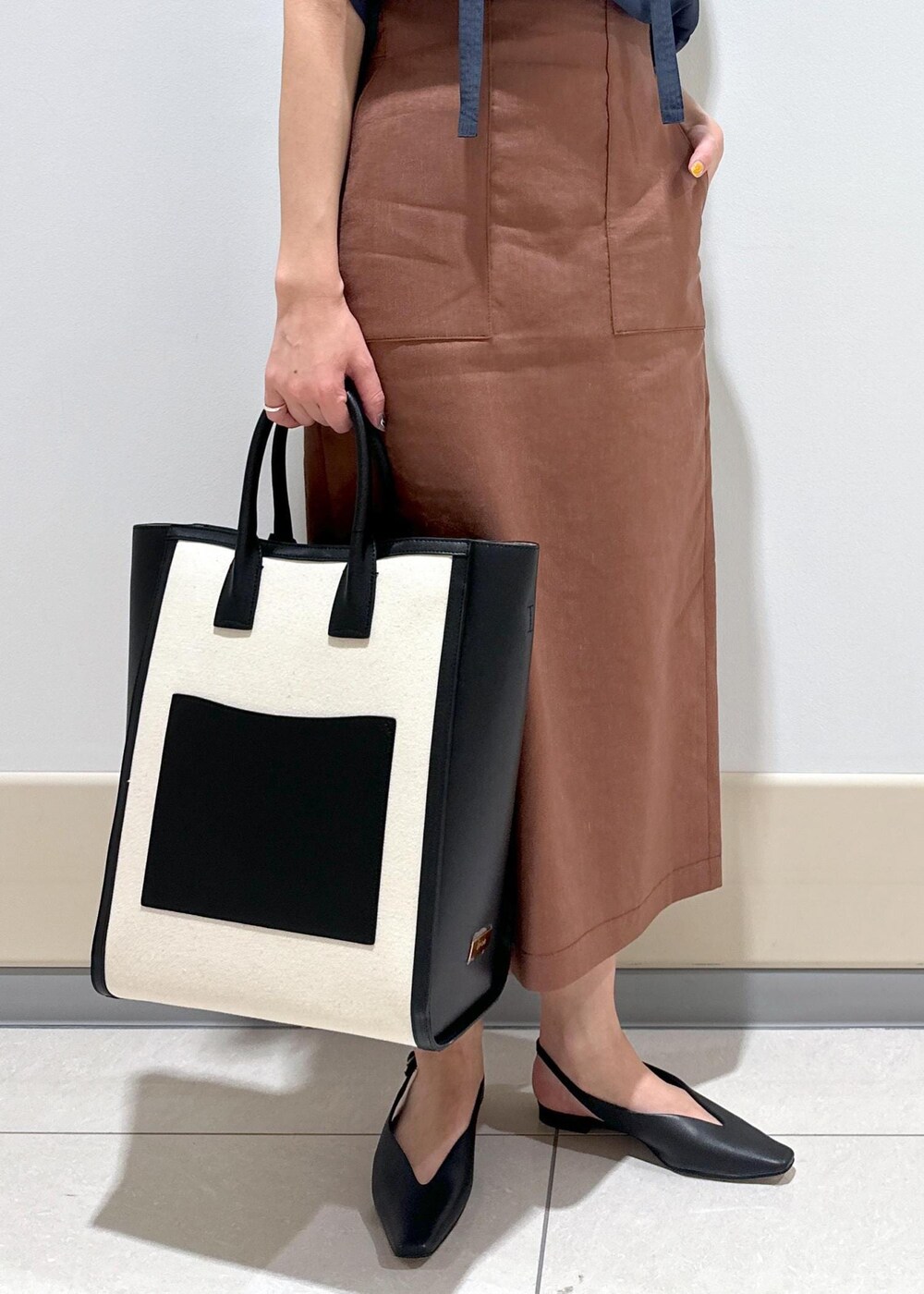 「ROPÉ、I BAG、A4、通勤バッグ、24SS春の新作、ブラウス、スカート、パンプス、フラットシューズ、洗える、ウォッシャブル、春、夏」｜「E'PORの【E'POR】 I BAG（キャンバスコンビ縦型トートバッグ）【A4対応】（トートバッグ、ブラック系）」を使った、うつぎさん（レディース・160cm）の春コーディネートの8枚目の写真