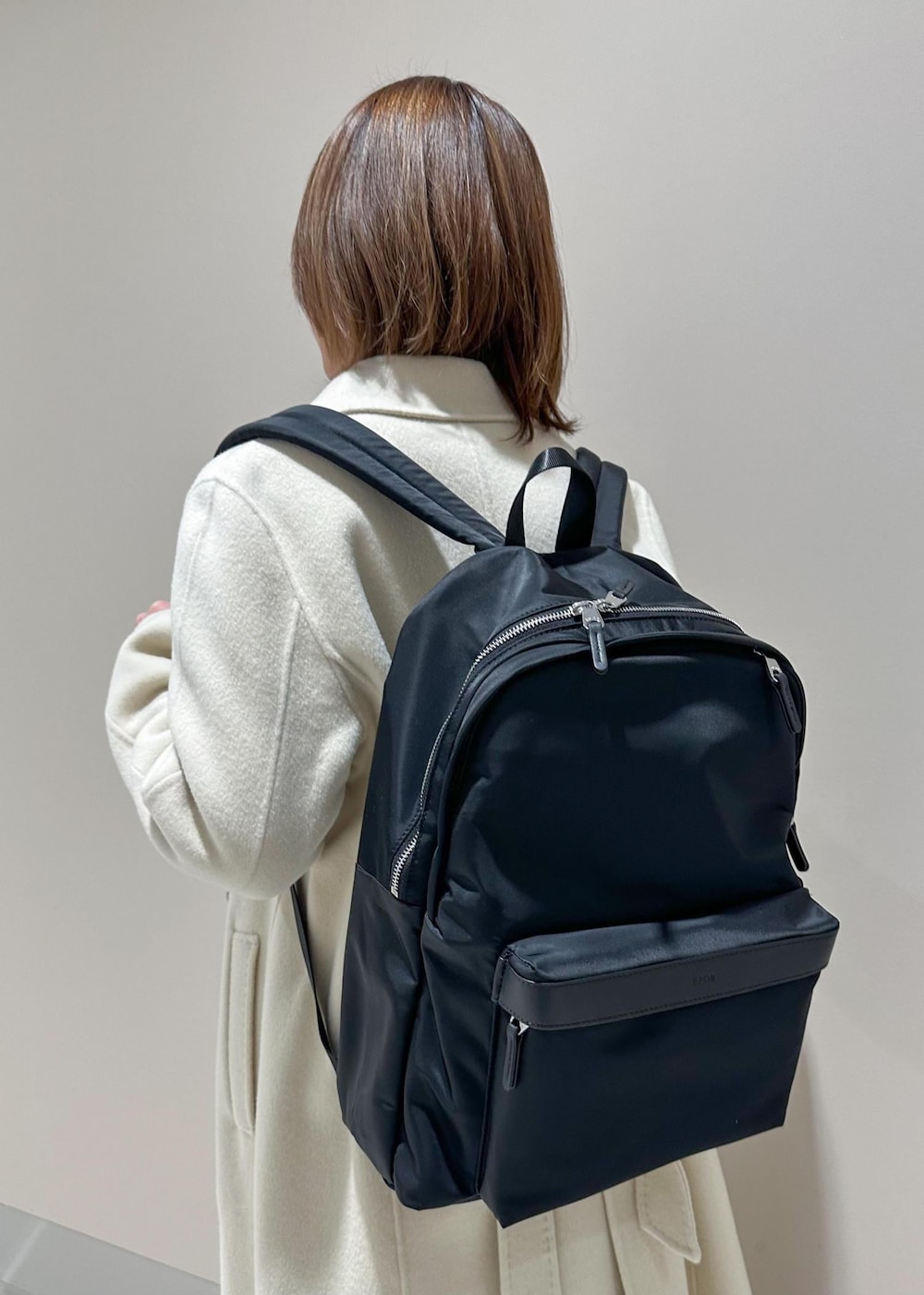 「Winter Coat 2023、リュック、ニット、パンツ、ROPÉ、ÉPOR、通勤バッグ、冬コート、通勤、オフィスカジュアル、きれいめカジュアル、大人カジュアル、冬、23AW冬の新作、24SS春の新作」｜「ROPE'の【高評価】【SUPER100's/140's】シャルムリバー2WAYロングコート（チェスターコート、ホワイト系）」を使った、うつぎさん（レディース・160cm）の冬コーディネートの7枚目の写真