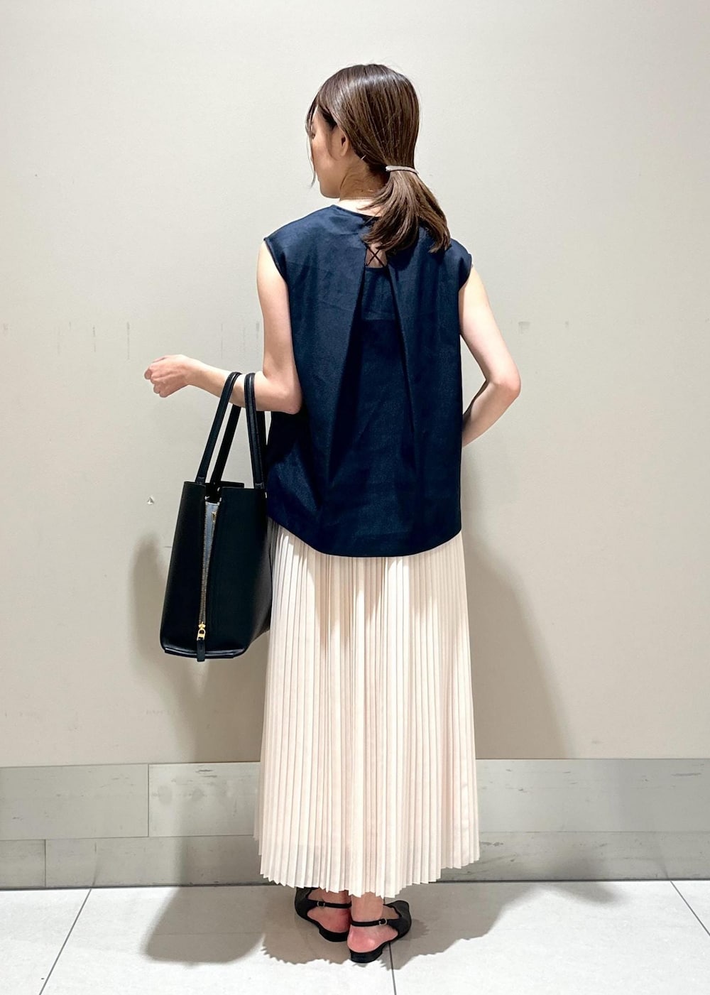 「ROPÉ、ÉPOR、Y BAG、A4、通勤バッグ、24SS夏の新作、通勤、お出かけ、きれいめカジュアル、大人カジュアル、きれいめ、ブラウス、スカート、フラットシューズ、夏」｜「E'PORの【A4対応】【E'POR】Y BAG Wide【24SS】【通勤】（トートバッグ、ブラック系）」を使った、うつぎさん（レディース・160cm）の夏コーディネートの3枚目の写真