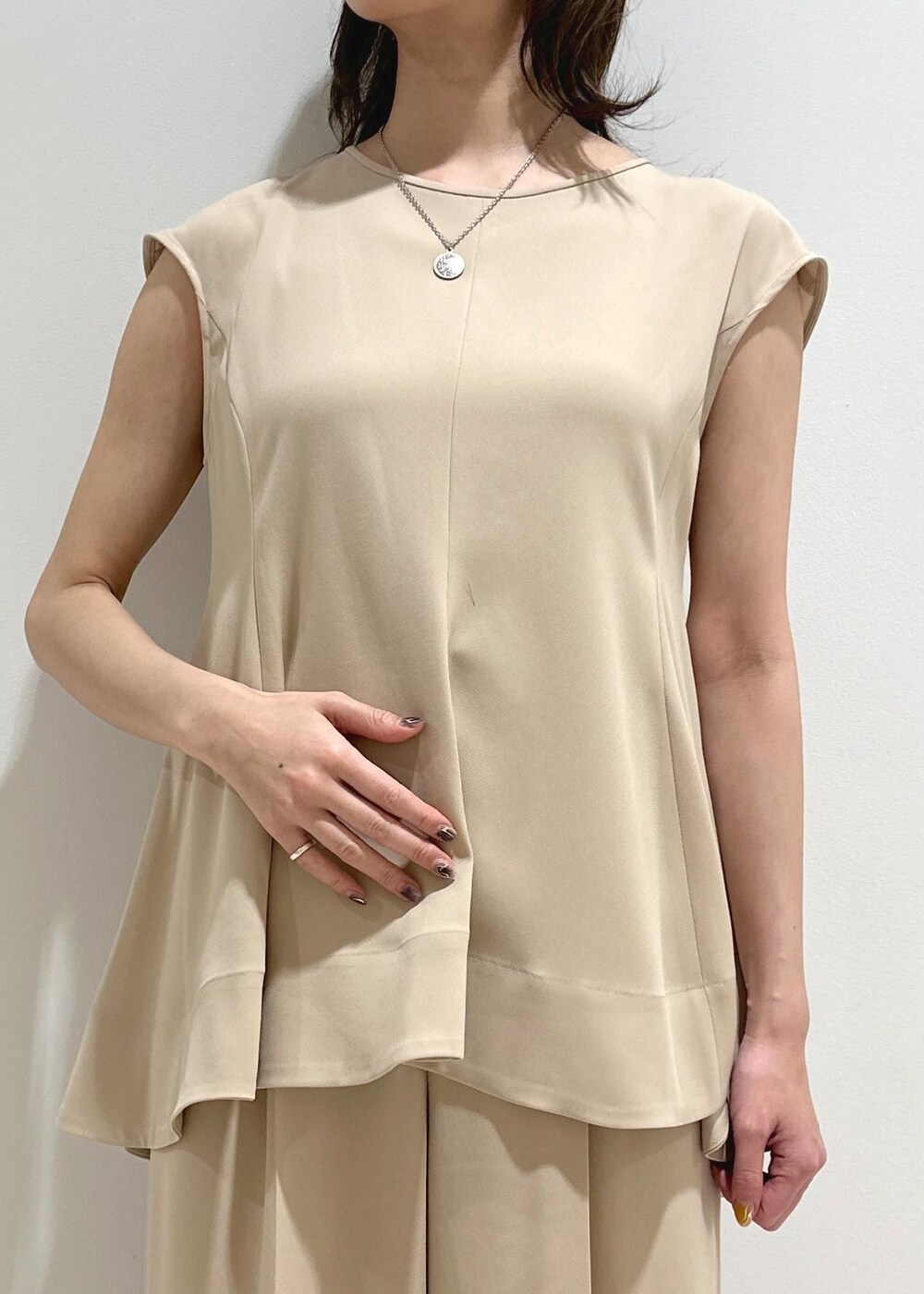 ブルー系のテーラードジャケット、ブラック系のパンプス、ブラック系のトートバッグを着用したレディースの春コーディネートの7枚目の写真