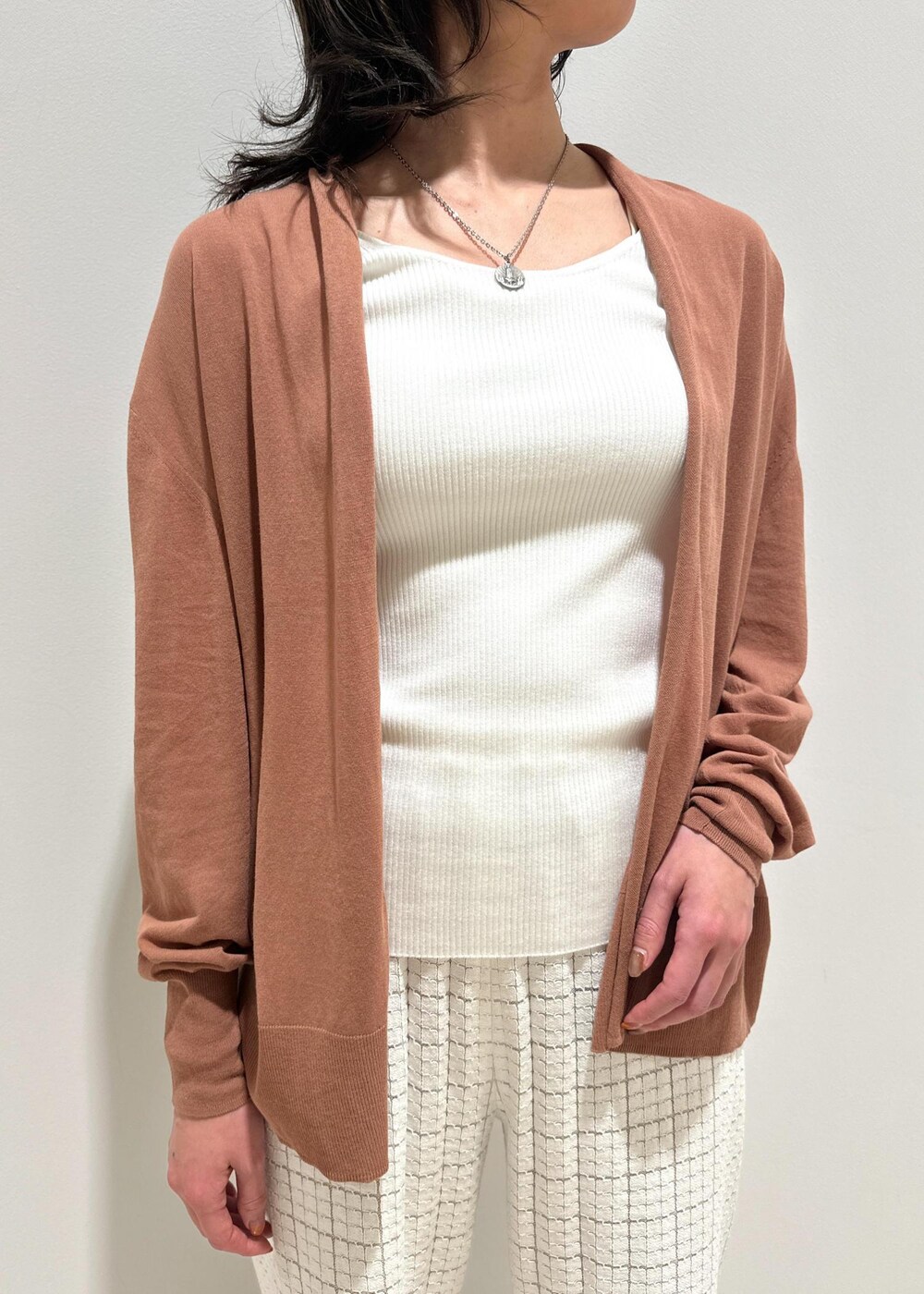 ホワイト系のハンドバッグ、イエロー系のサンダル、ホワイト系のその他パンツを着用したレディースの春コーディネートの5枚目の写真