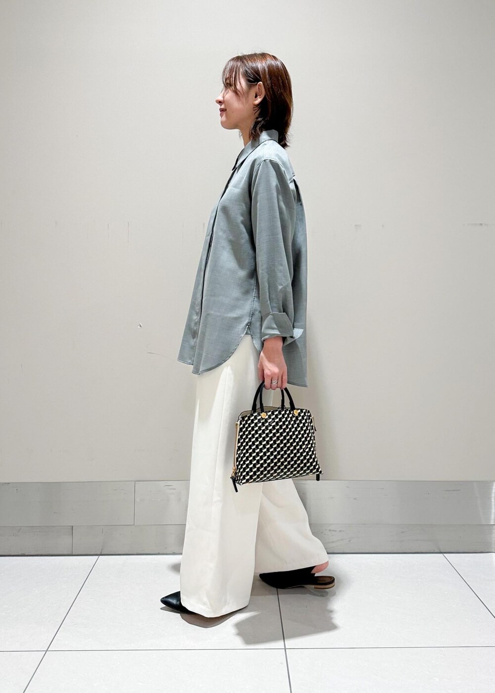 「ROPÉ、ÉPOR、Y BAG、MONOGRAM BAG、シャツ・ブラウス、パンツ、23AW秋の新作、通勤、オフィスカジュアル、お出かけ、大人カジュアル、骨格ナチュラル、イエベ」｜「E'PORの【E'POR】 Y BAG MONOGRAM （YACHT PATTERN）Mini（ショルダーバッグ、ブラック系）」を使った、うつぎさん（レディース・160cm）の秋コーディネートの2枚目の写真