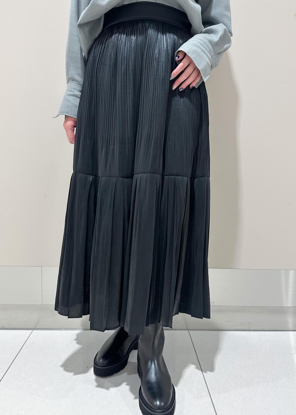 イエロー系のハンドバッグ、グレー系のシャツ/ブラウス、ブラック系のスカートを着用したレディースの秋コーディネートの7枚目の写真