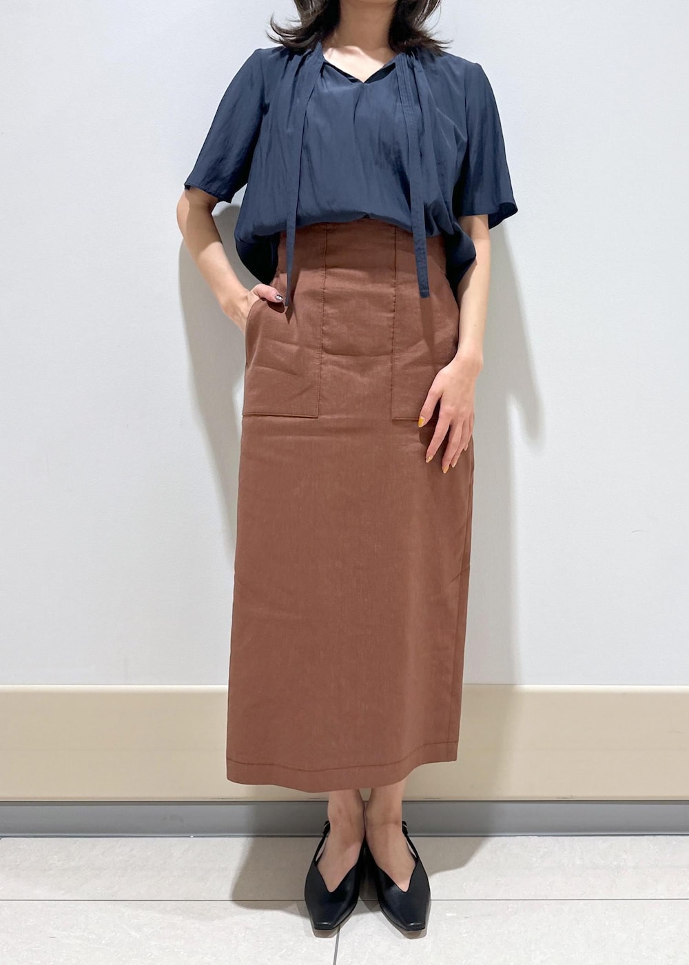 「ROPÉ、I BAG、A4、通勤バッグ、24SS春の新作、ブラウス、スカート、パンプス、フラットシューズ、洗える、ウォッシャブル、春、夏」｜「E'PORの【E'POR】 I BAG（キャンバスコンビ縦型トートバッグ）【A4対応】（トートバッグ、ブラック系）」を使った、うつぎさん（レディース・160cm）の春コーディネートの5枚目の写真