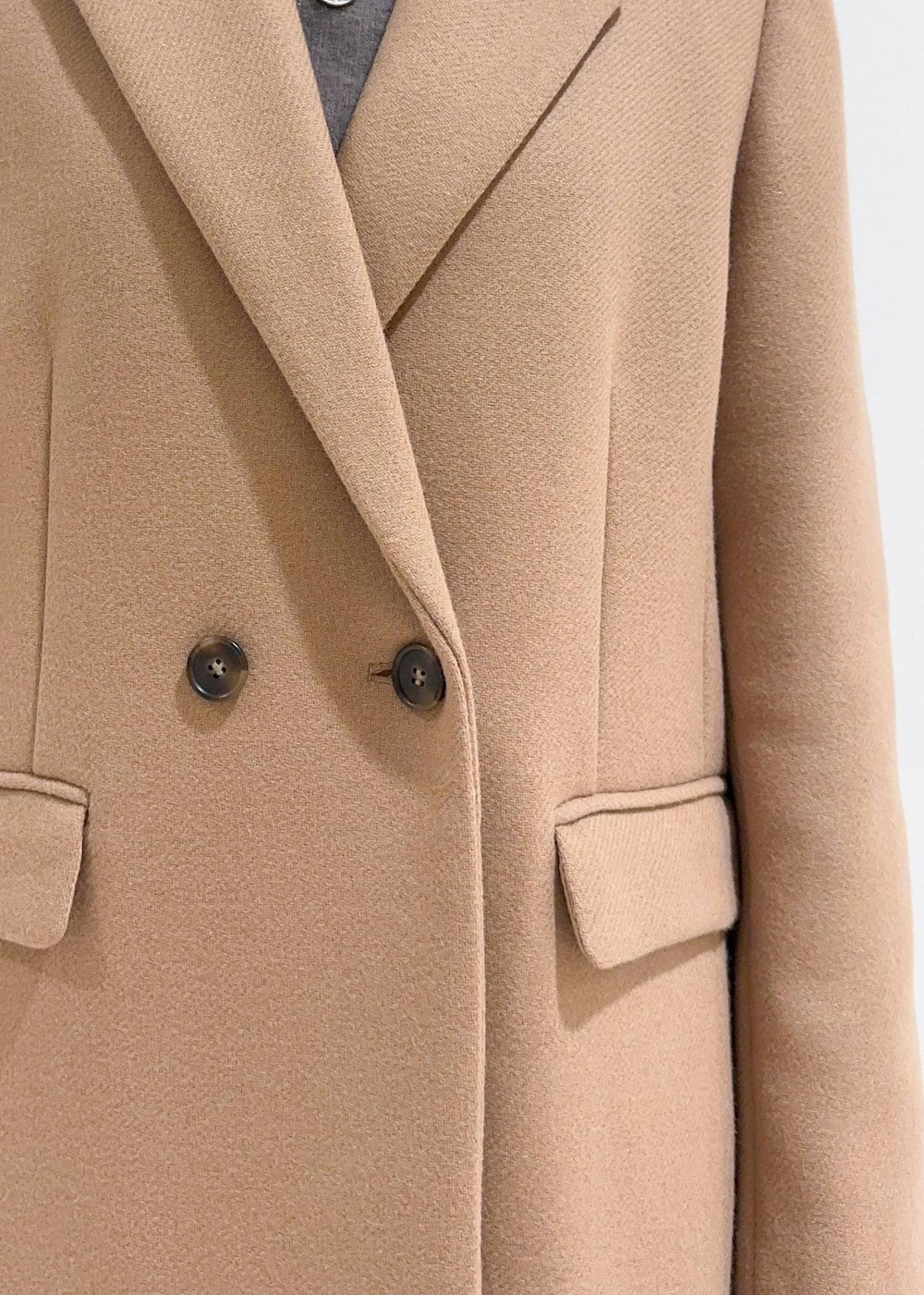 ブラック系のトートバッグ、イエロー系のチェスターコート、ブラウン系のニット/セーターを着用したレディースの秋コーディネートの7枚目の写真