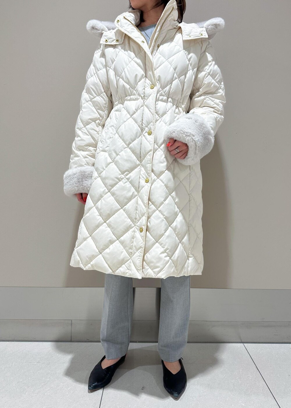 「Winter Coat 2023、ROPÉ、ÉPOR、W BAG、シャツ・ブラウス、カットソー、冬コート、ダウン、パンツ、オフィスカジュアル、きれいめカジュアル、お出かけ、秋、冬、23AW冬の新作」｜「E'PORの【E'POR】W BAG Medium（ハンドバッグ、ベージュ系）」を使った、うつぎさん（レディース・160cm）の冬コーディネートの4枚目の写真