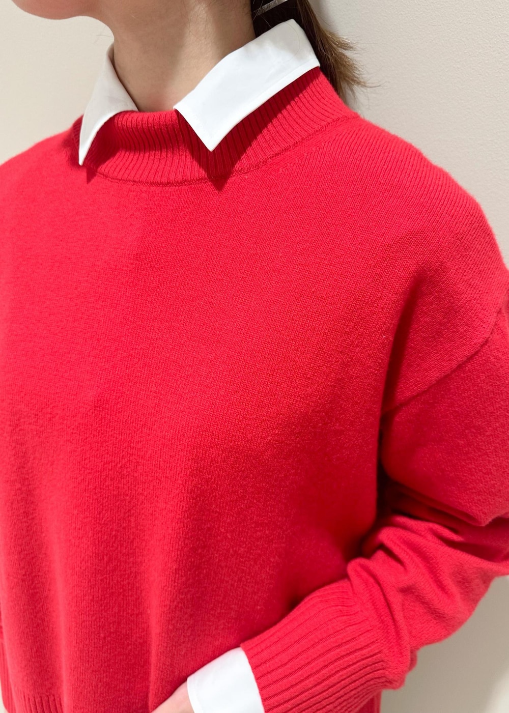 ブラック系のトートバッグ、ホワイト系のシャツ/ブラウス、レッド系のニット/セーターを着用したレディースの冬コーディネートの5枚目の写真