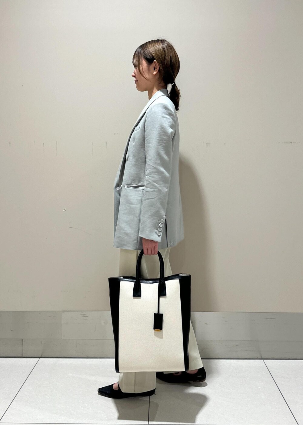 「ジャケット、パンツ、ROPÉ、I BAG、通勤バッグ、24SS春の新作、オフィスカジュアル、きれいめカジュアル、カットソー、体型カバー、春」｜「E'PORの【E'POR】 I BAG（キャンバスコンビ縦型トートバッグ）【A4対応】（トートバッグ、ブラック系）」を使った、うつぎさん（レディース・160cm）の冬コーディネートの2枚目の写真