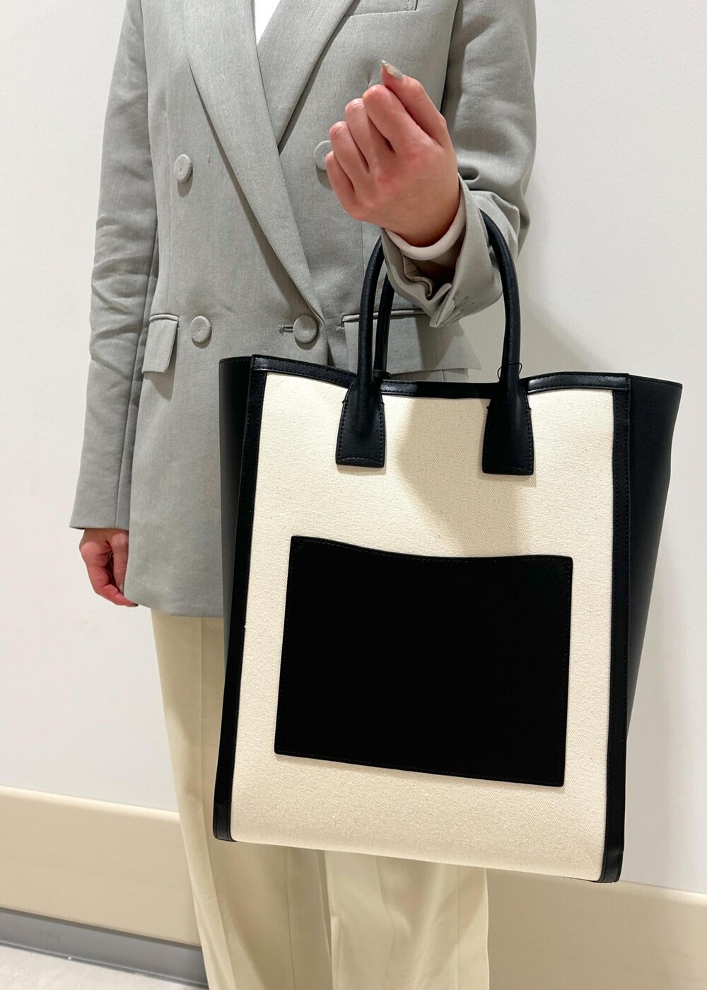 「ジャケット、パンツ、ROPÉ、I BAG、通勤バッグ、24SS春の新作、オフィスカジュアル、きれいめカジュアル、カットソー、体型カバー、春」｜「E'PORの【E'POR】 I BAG（キャンバスコンビ縦型トートバッグ）【A4対応】（トートバッグ、ブラック系）」を使った、うつぎさん（レディース・160cm）の冬コーディネートの8枚目の写真
