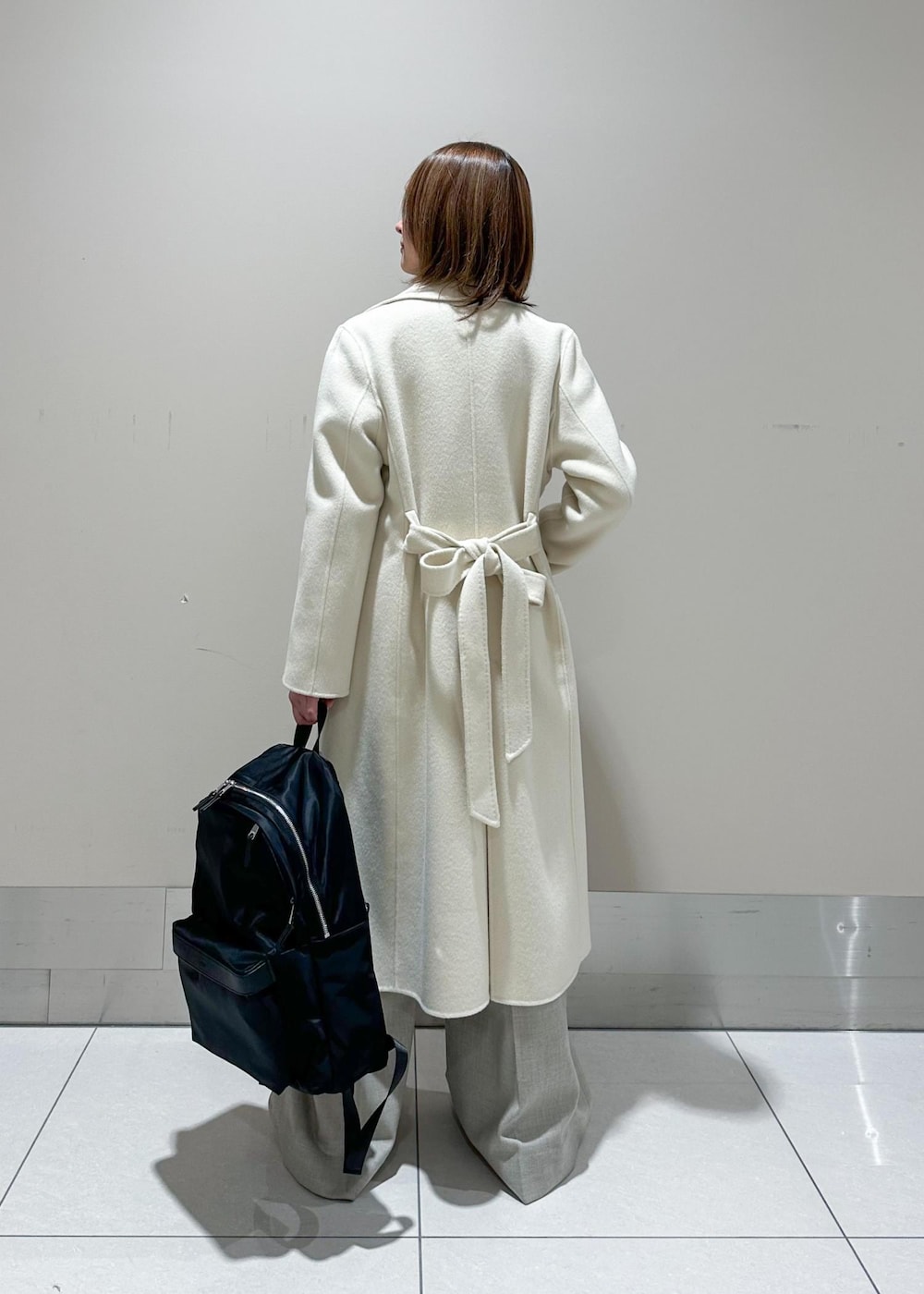 「Winter Coat 2023、リュック、ニット、パンツ、ROPÉ、ÉPOR、通勤バッグ、冬コート、通勤、オフィスカジュアル、きれいめカジュアル、大人カジュアル、冬、23AW冬の新作、24SS春の新作」｜「ROPE'の【高評価】【SUPER100's/140's】シャルムリバー2WAYロングコート（チェスターコート、ホワイト系）」を使った、うつぎさん（レディース・160cm）の冬コーディネートの3枚目の写真