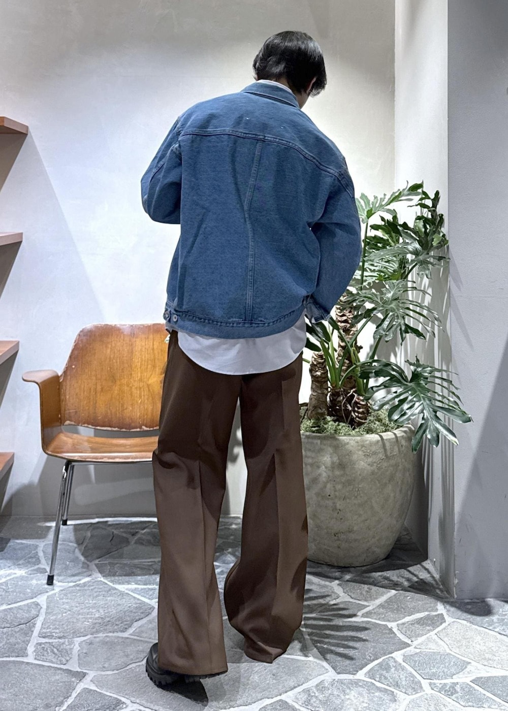 パープル系のシャツ/ブラウス、ブラウン系のスラックス、ブルー系のデニムジャケットを着用したメンズの冬コーディネートの2枚目の写真