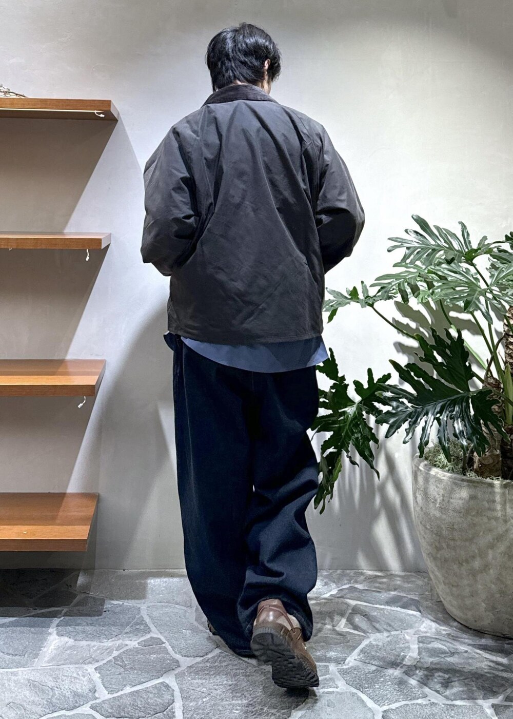 ブルー系のデニムパンツ、ブルー系のシャツ/ブラウスを着用したメンズの秋コーディネートの3枚目の写真