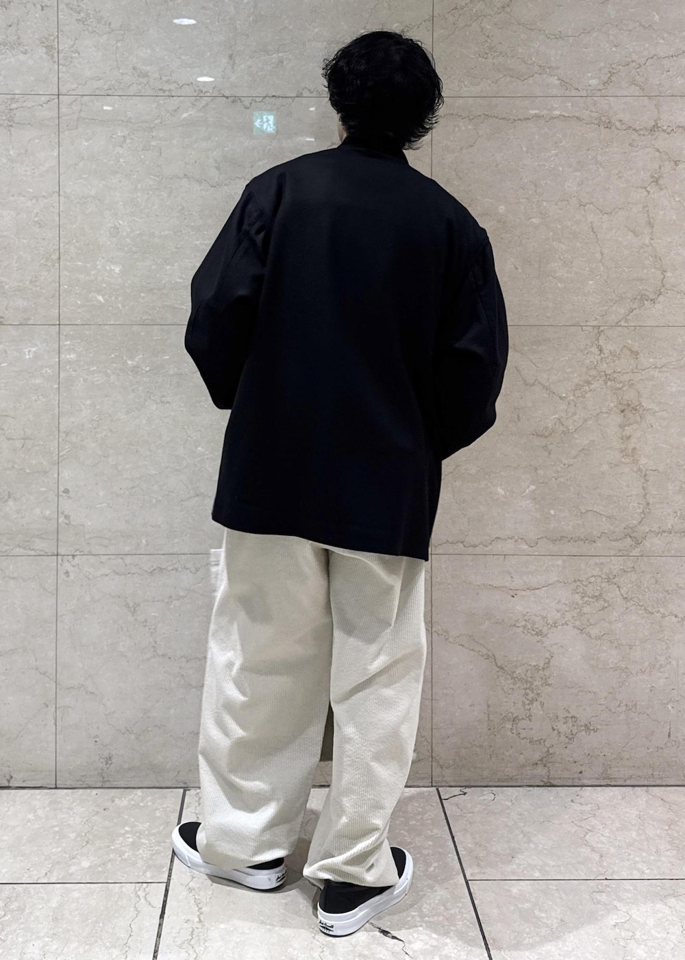 ホワイト系のその他パンツ、グレー系のその他アウター、ブラック系のスウェットを着用したメンズの冬コーディネートの3枚目の写真