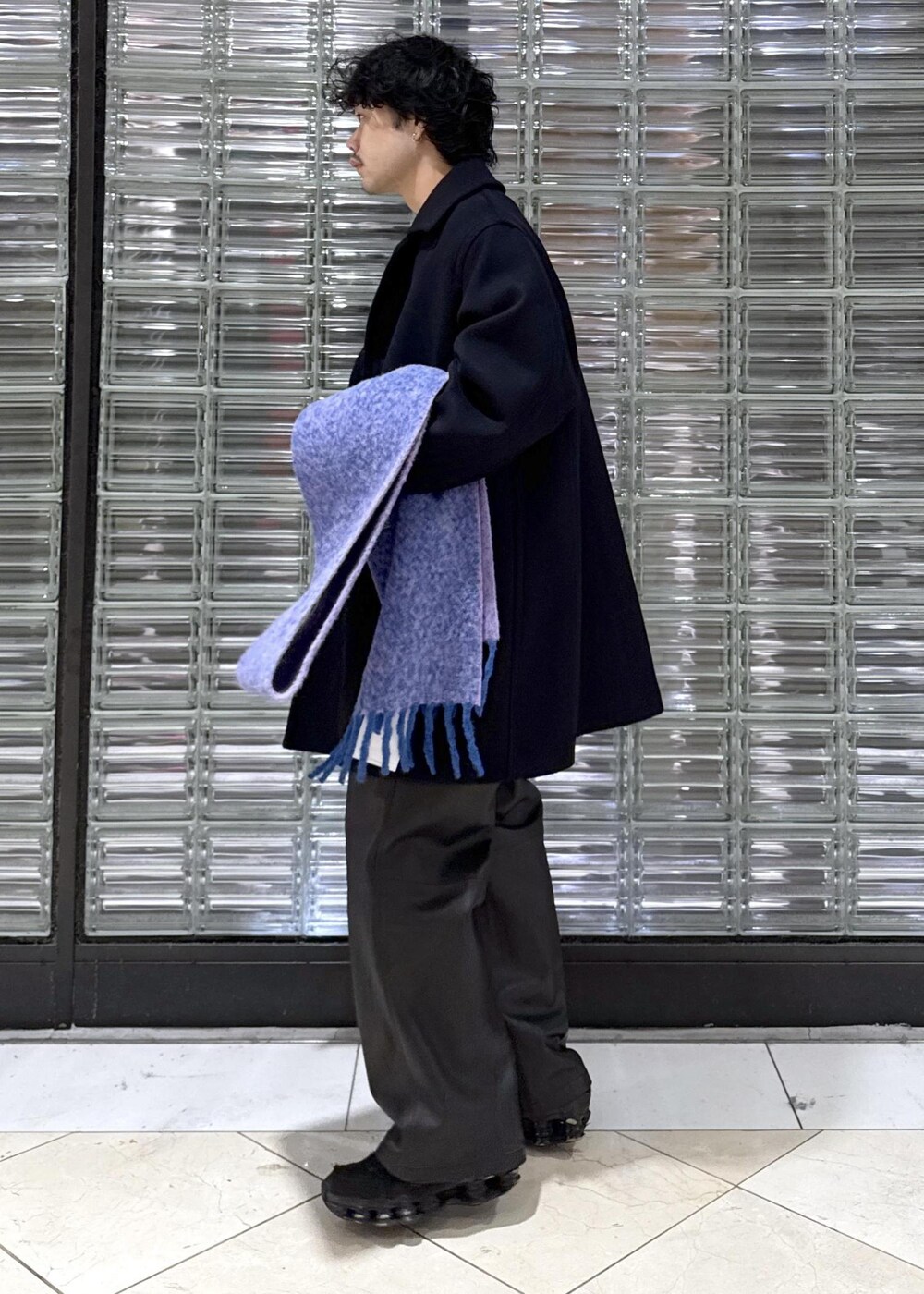 ブルー系のその他アウター、ブラック系のスラックス、ブルー系のマフラーを着用したメンズの冬コーディネートの2枚目の写真