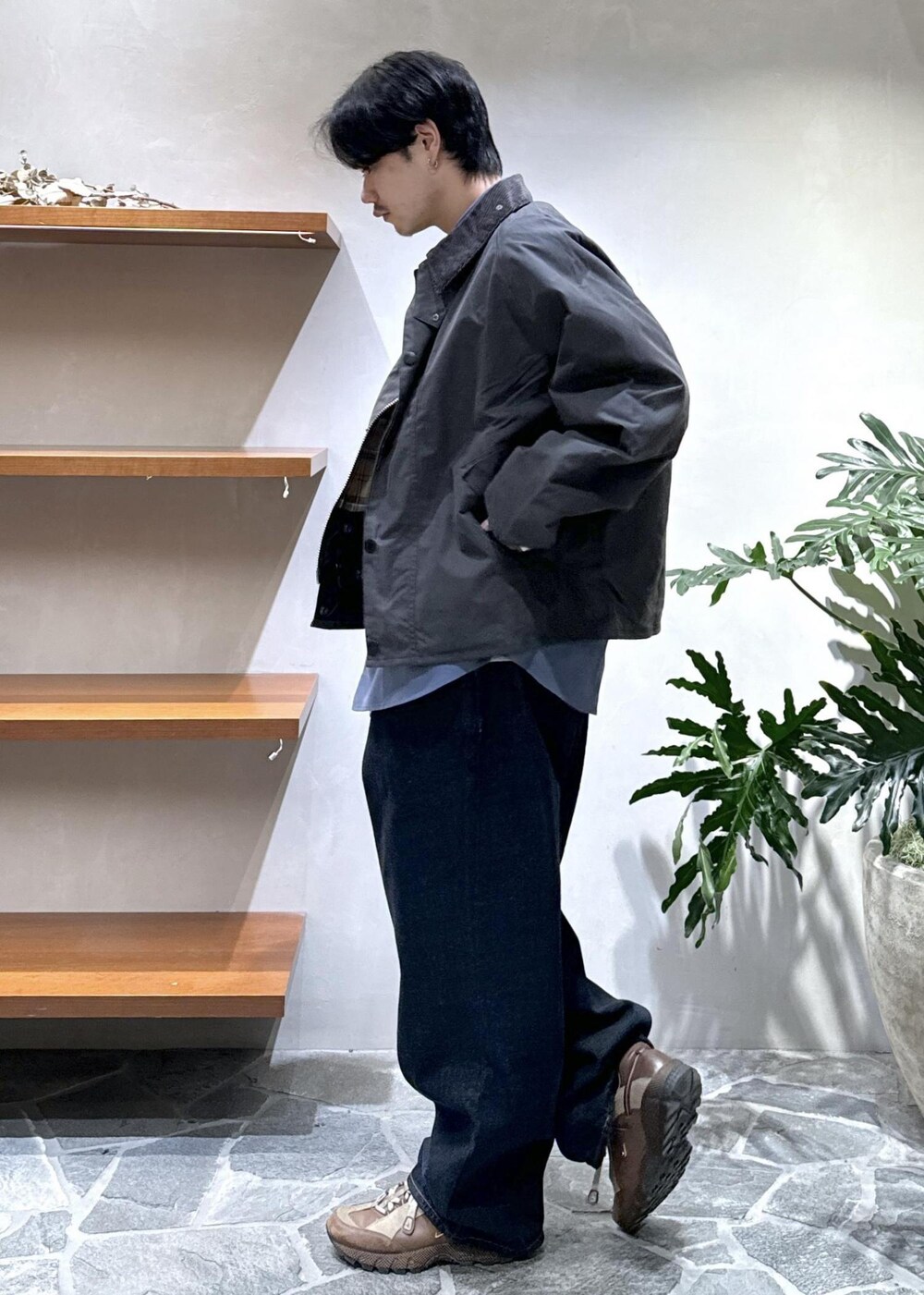 ブルー系のデニムパンツ、ブルー系のシャツ/ブラウスを着用したメンズの秋コーディネートの2枚目の写真