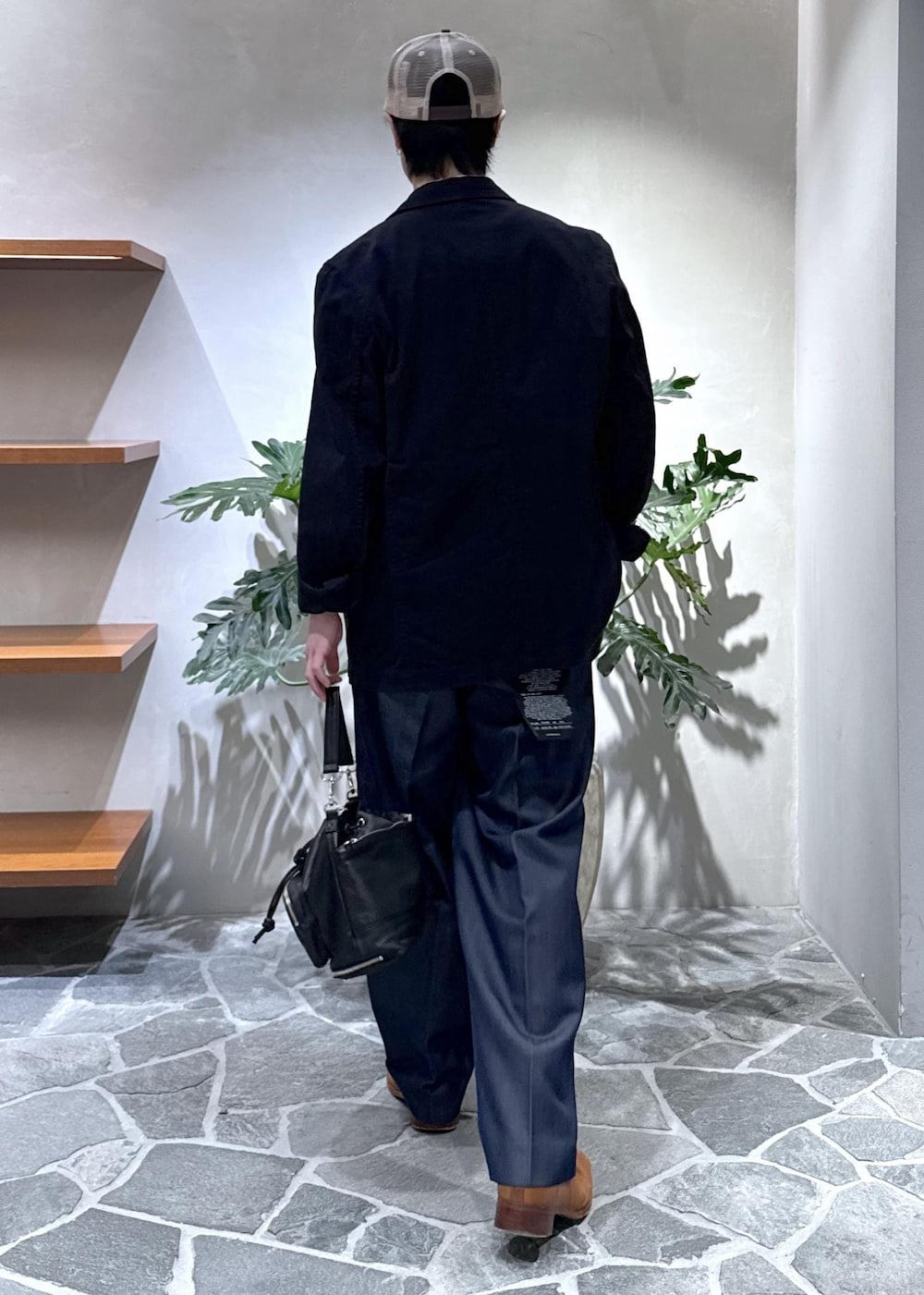 「ascot tie、初春コーデ、春コーデ、デートコーデ、お出かけコーデ、旅行コーデ、モード、ストリート、大人カジュアル、レイヤード、パンツスタイル、ADAM ET ROPÉ、ウェーブ、イエベ秋、ノーマル」｜「ADAM ET ROPE'のヘリンボーンツイル ワークブレザー / ロングシーズン着用可能（テーラードジャケット、ブルー系）」を使った、Ryu Miyazakiさん（メンズ・167cm）の春コーディネートの3枚目の写真