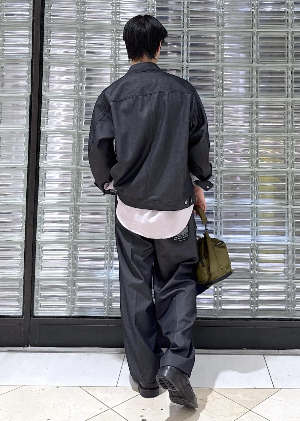 ブラック系のデニムパンツ、パープル系のシャツ/ブラウス、ブラック系のデニムジャケットを着用したメンズの夏コーディネートの3枚目の写真