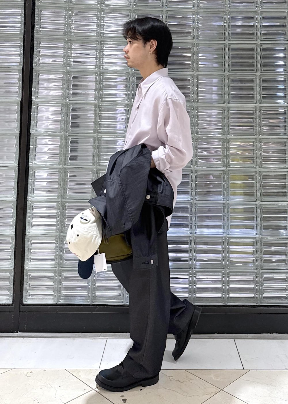ブラック系のデニムパンツ、パープル系のシャツ/ブラウス、ブラック系のデニムジャケットを着用したメンズの夏コーディネートの2枚目の写真