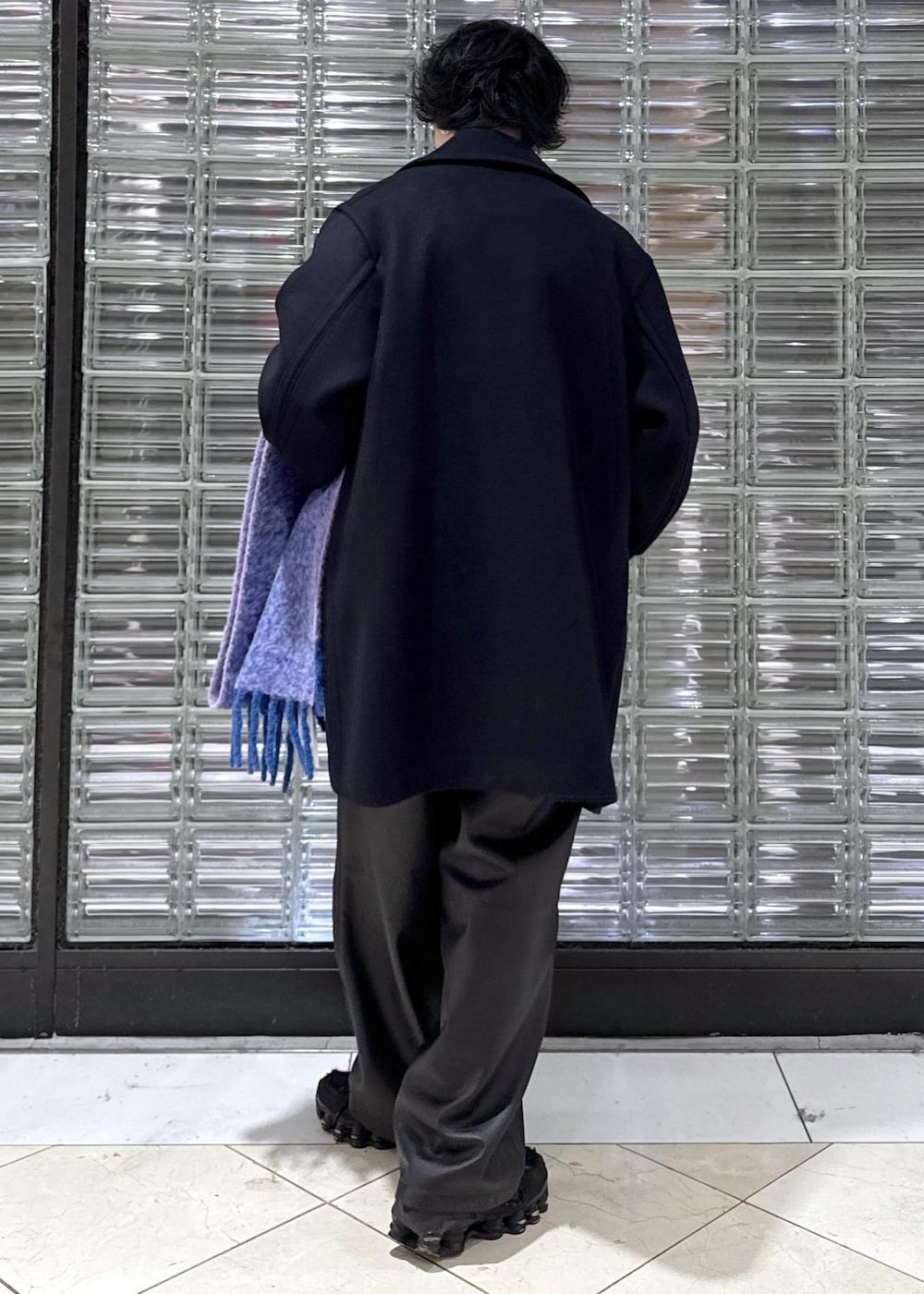 ブルー系のその他アウター、ブラック系のスラックス、ブルー系のマフラーを着用したメンズの冬コーディネートの3枚目の写真