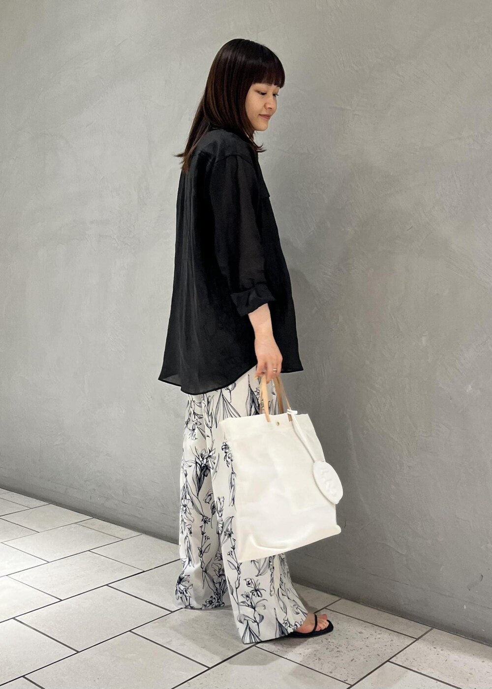 ブラック系のシャツ/ブラウス、ブラウン系のニット/セーター、ブラック系のサンダルを着用したレディースの夏コーディネートの2枚目の写真