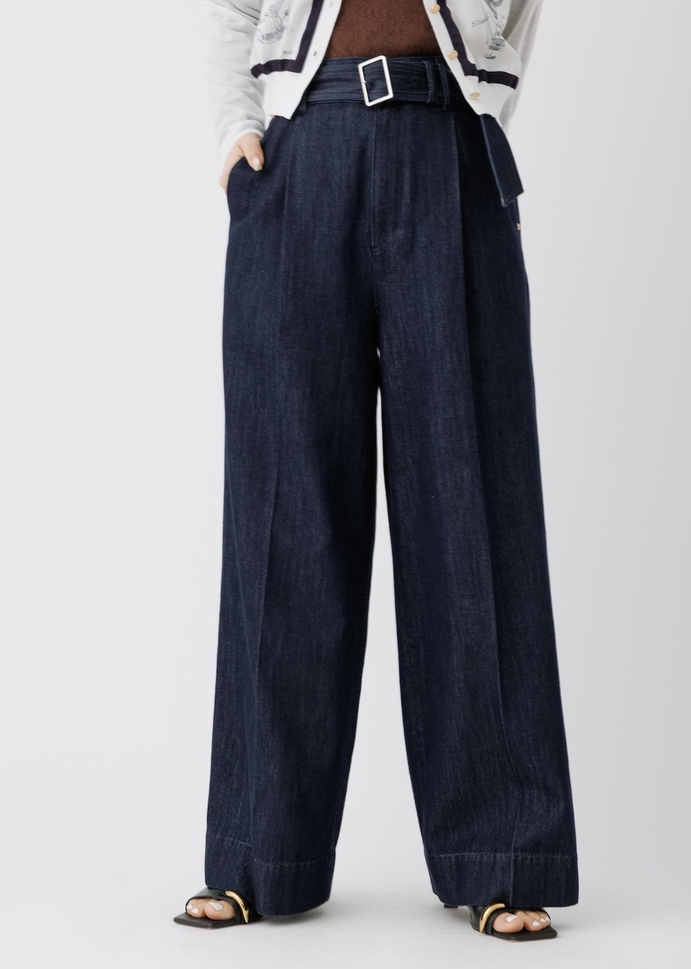 ブラウン系のTシャツ/カットソー、ホワイト系のカーディガン/ボレロ、ブルー系のその他パンツを着用したレディースの春コーディネートの5枚目の写真