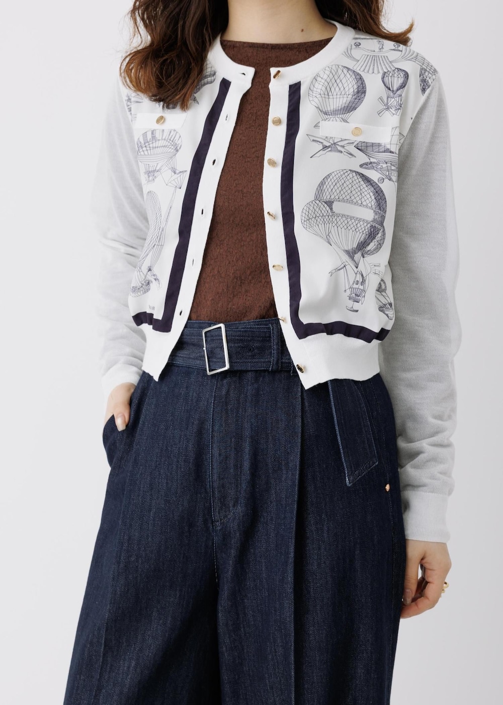 ブラウン系のTシャツ/カットソー、ホワイト系のカーディガン/ボレロ、ブルー系のその他パンツを着用したレディースの春コーディネートの4枚目の写真