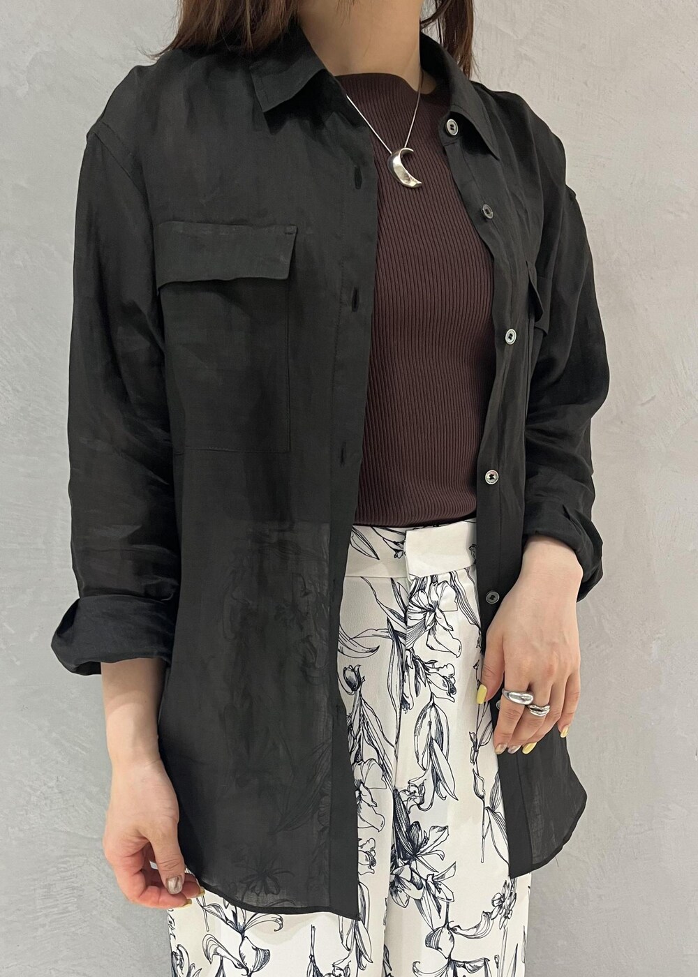 ブラック系のシャツ/ブラウス、ブラウン系のニット/セーター、ブラック系のサンダルを着用したレディースの夏コーディネートの4枚目の写真