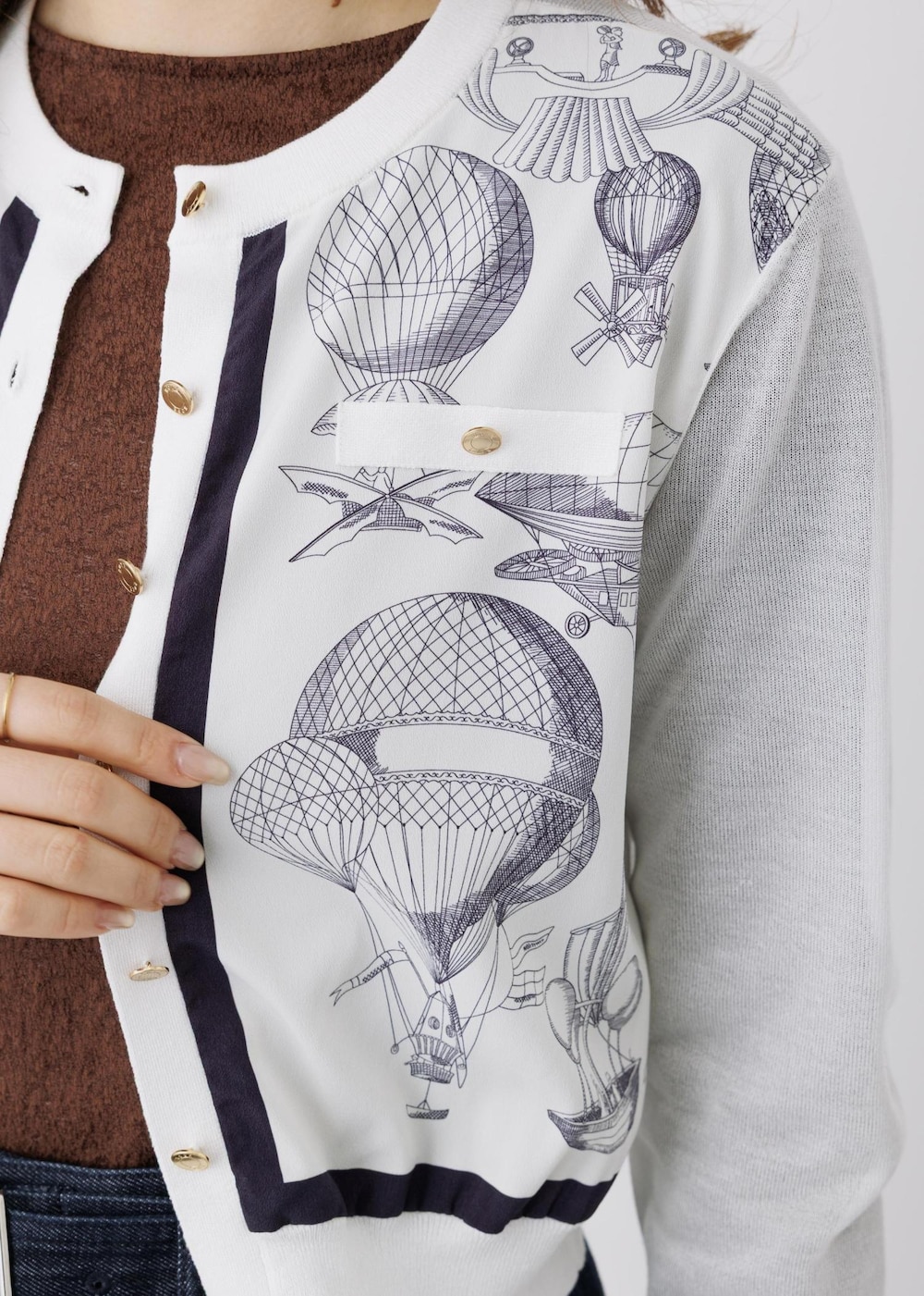 ブラウン系のTシャツ/カットソー、ホワイト系のカーディガン/ボレロ、ブルー系のその他パンツを着用したレディースの春コーディネートの6枚目の写真