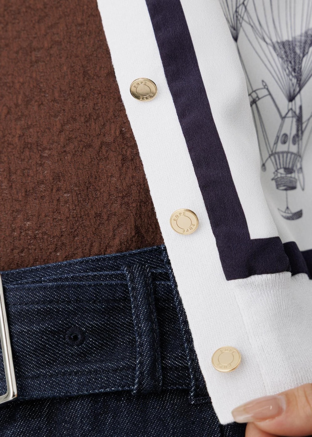 ブラウン系のTシャツ/カットソー、ホワイト系のカーディガン/ボレロ、ブルー系のその他パンツを着用したレディースの春コーディネートの7枚目の写真