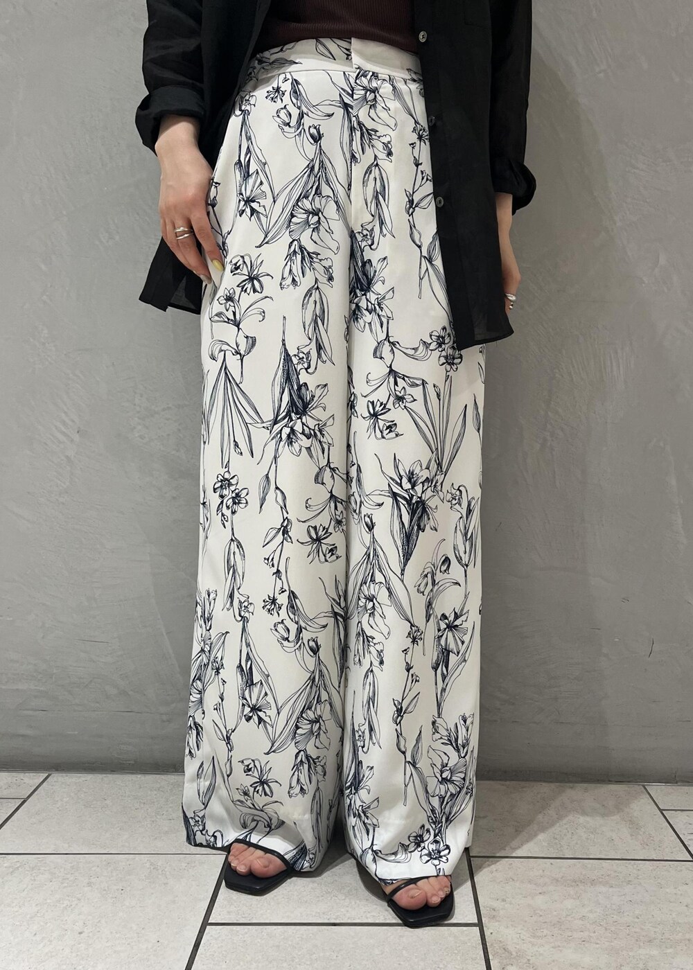 ブラック系のシャツ/ブラウス、ブラウン系のニット/セーター、ブラック系のサンダルを着用したレディースの夏コーディネートの5枚目の写真