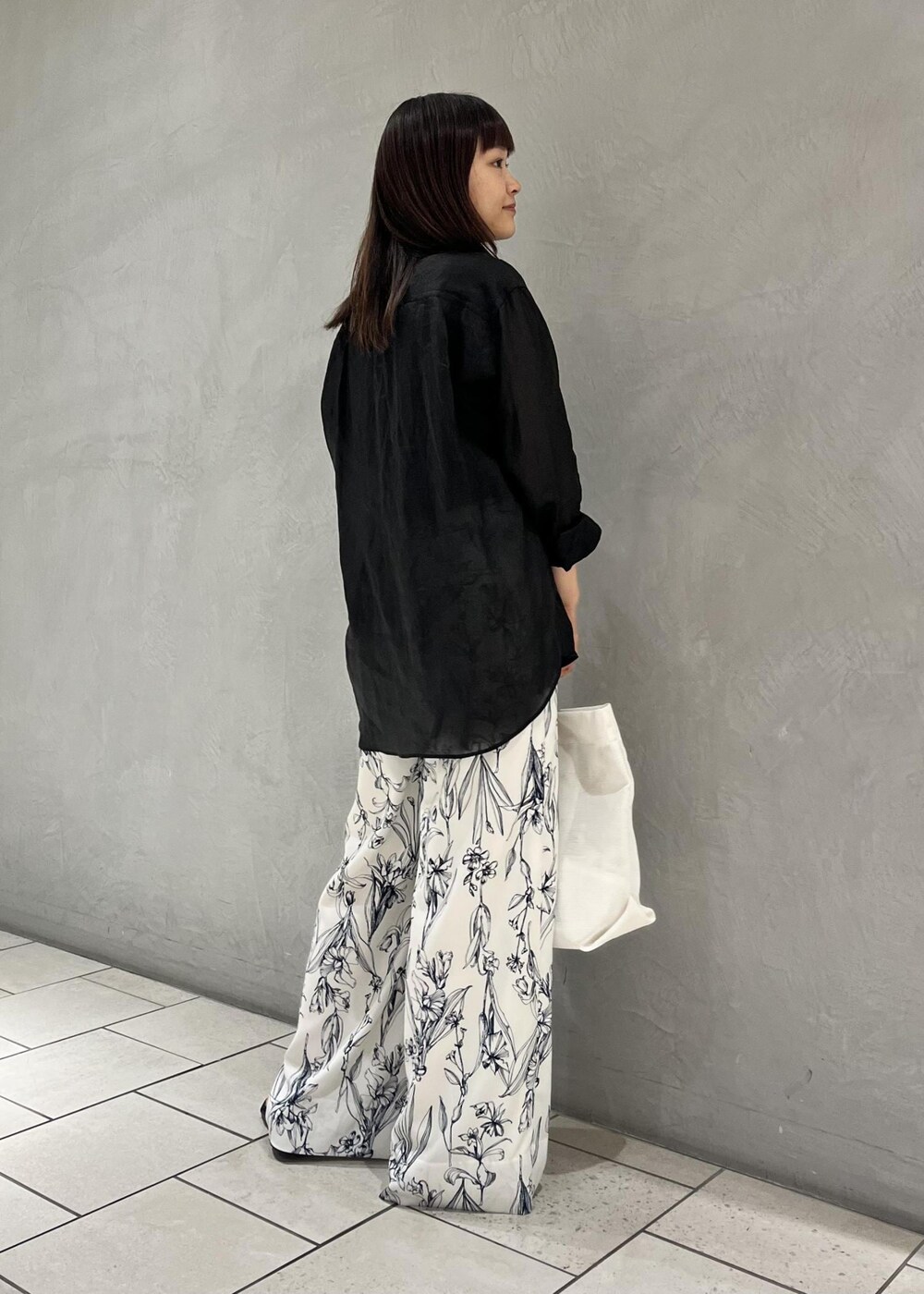 ブラック系のシャツ/ブラウス、ブラウン系のニット/セーター、ブラック系のサンダルを着用したレディースの夏コーディネートの3枚目の写真