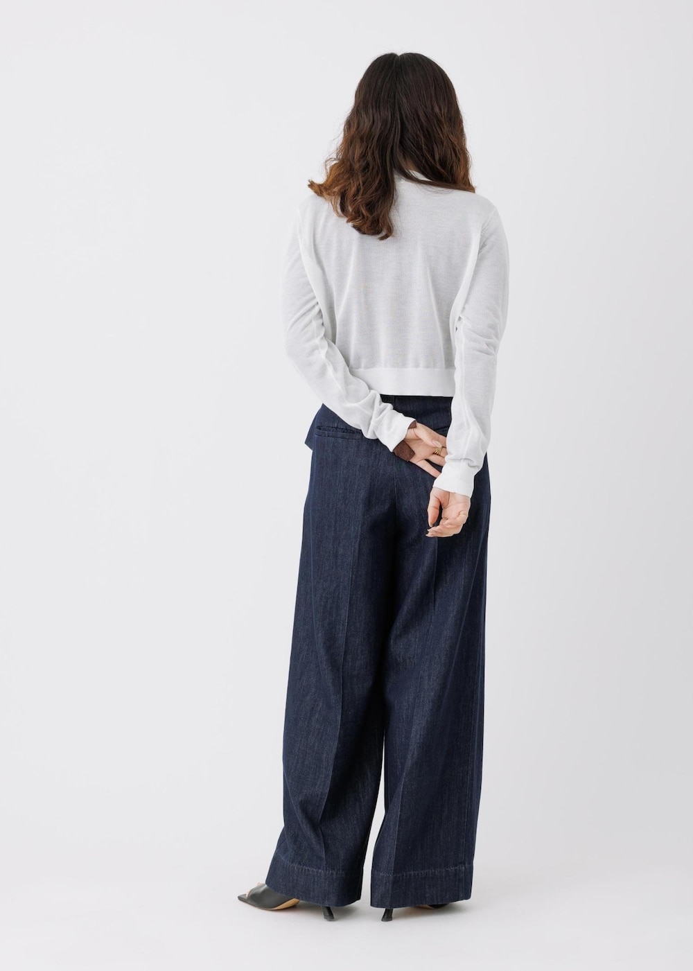 ブラウン系のTシャツ/カットソー、ホワイト系のカーディガン/ボレロ、ブルー系のその他パンツを着用したレディースの春コーディネートの3枚目の写真