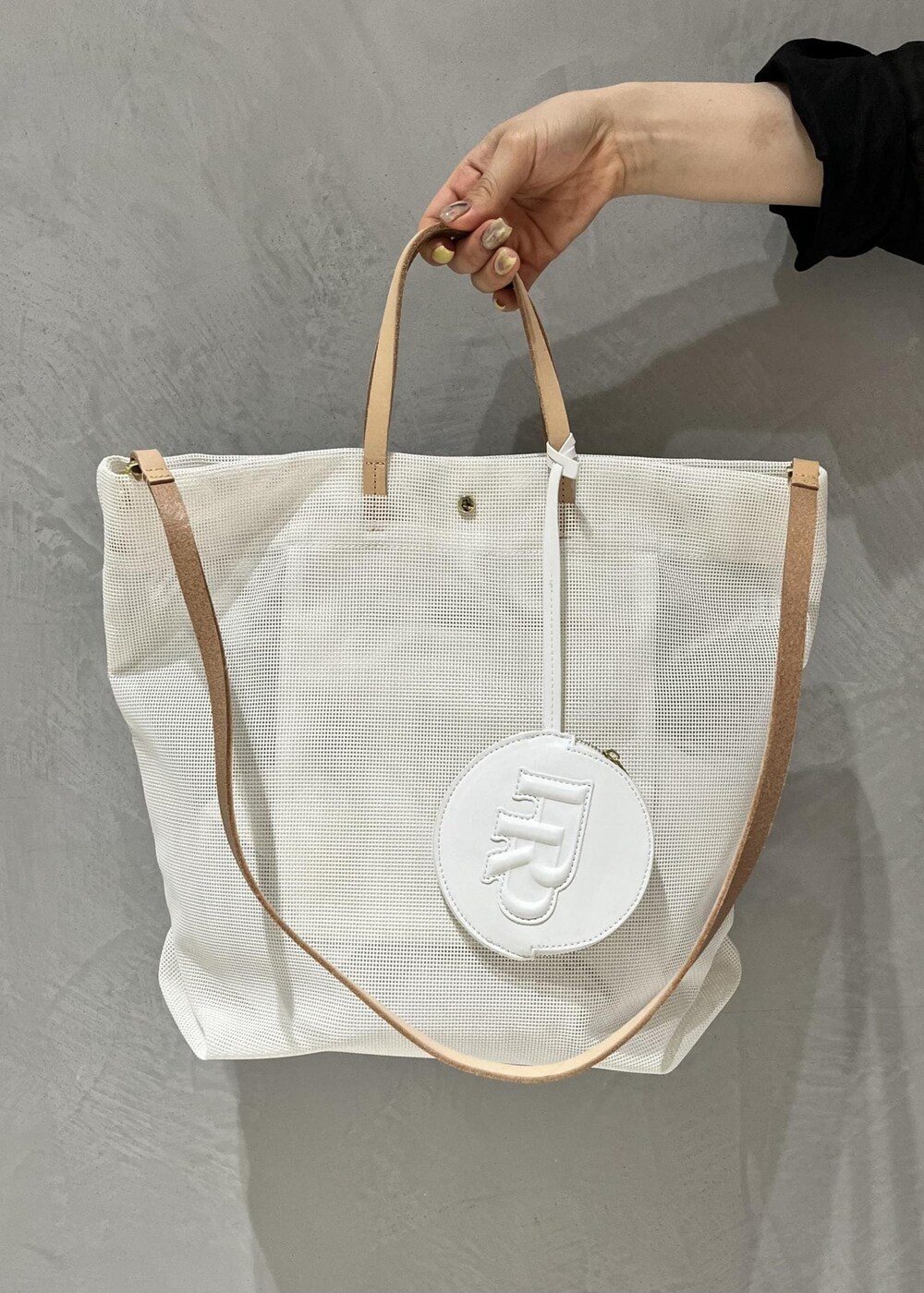 ブラック系のシャツ/ブラウス、ブラウン系のニット/セーター、ブラック系のサンダルを着用したレディースの夏コーディネートの6枚目の写真