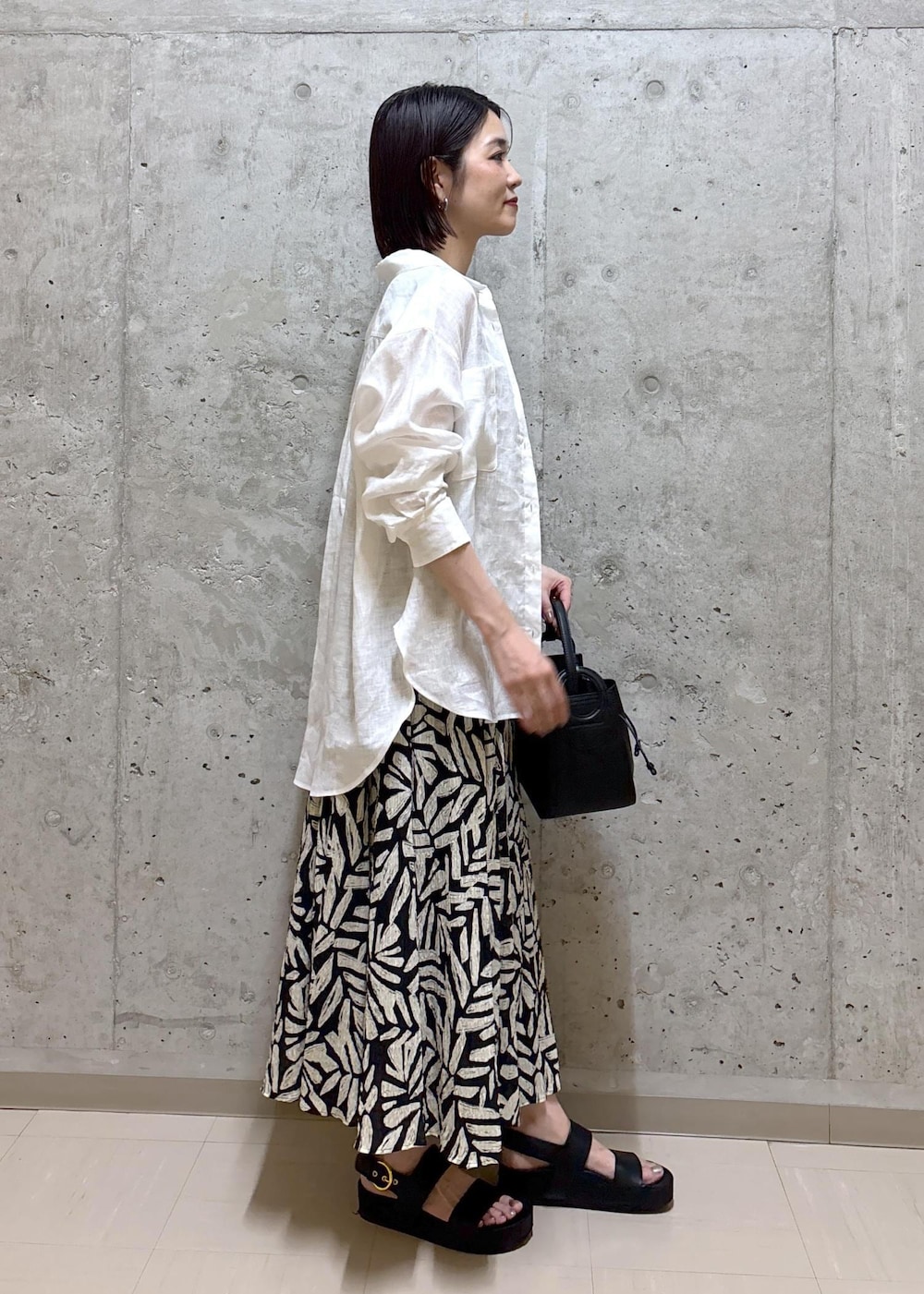 「夏コーデ、初秋コーデ、お出かけコーデ、旅行コーデ、女子会コーデ、大人カジュアル、モノトーンコーデ、ROPÉ、ウェーブ、ブルべ冬、乾燥、トップス、シャツ/ブラウス、ワンピース、バッグ」｜「ROPE'の【雑誌掲載】Amelie Bag （アメリ バッグ）【一部店舗限定】（ショルダーバッグ、ブラック系）」を使った、NAOKOさん（レディース・163cm）の夏コーディネートの2枚目の写真
