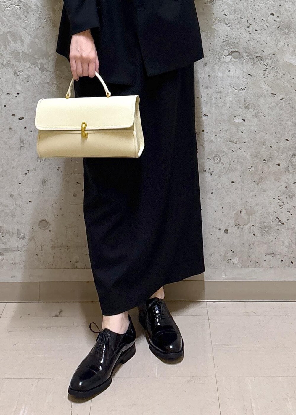 「初春コーデ、春コーデ、お出かけコーデ、大人カジュアル、スカートスタイル、ワントーンコーデ、モノトーンコーデ、カジュアルコーデ、シンプルコーデ、きれいめコーデ、ROPÉ、ウェーブ、ブルべ冬、乾燥、トップス」｜「ROPE'の【REGAL×ROPE’】 ドレスシューズ（ドレスシューズ、ブラック系）」を使った、NAOKOさん（レディース・163cm）の春コーディネートの10枚目の写真